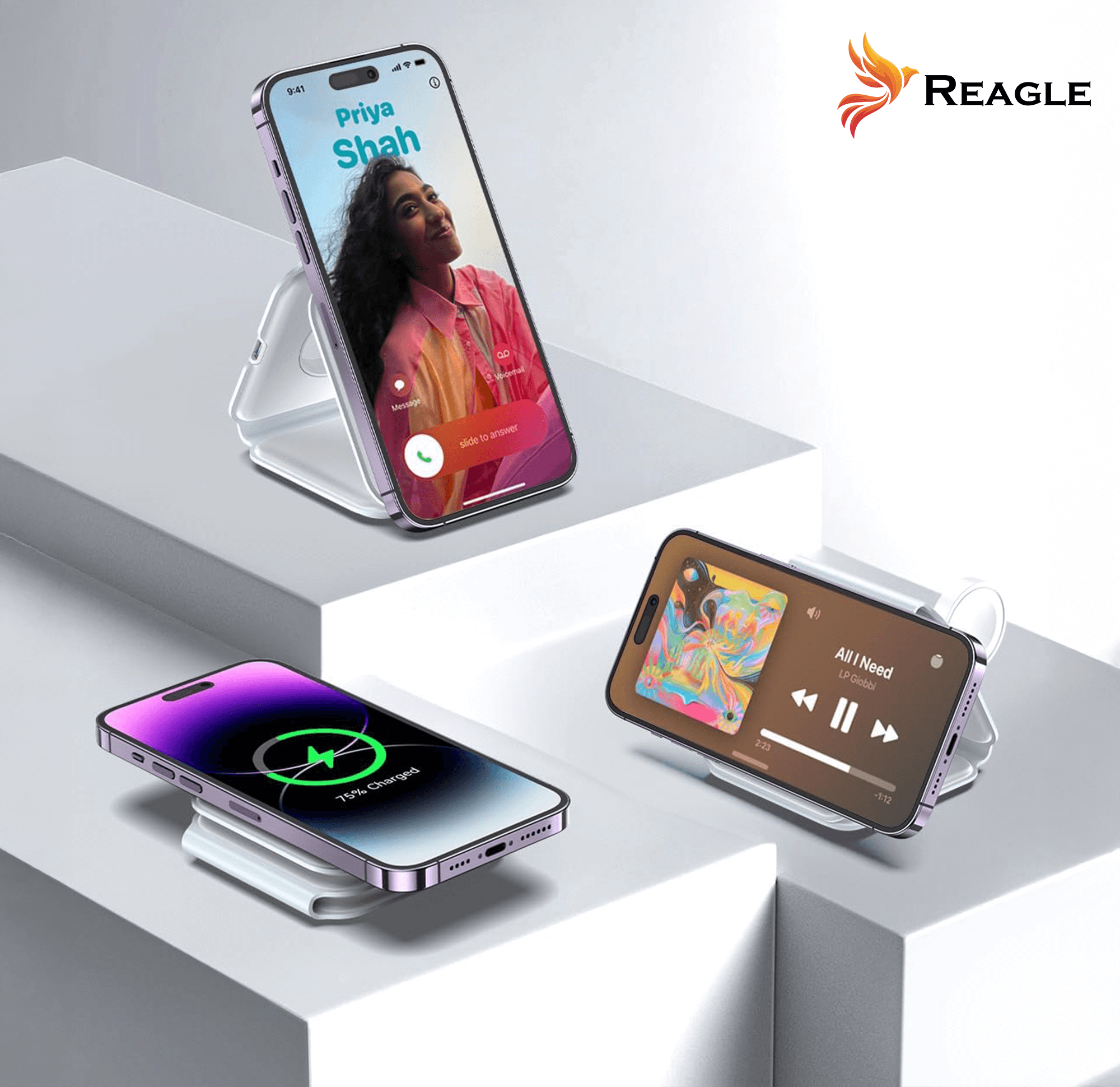 Trzy telefony na stojakach ładujących z różnymi wyświetlaczami.