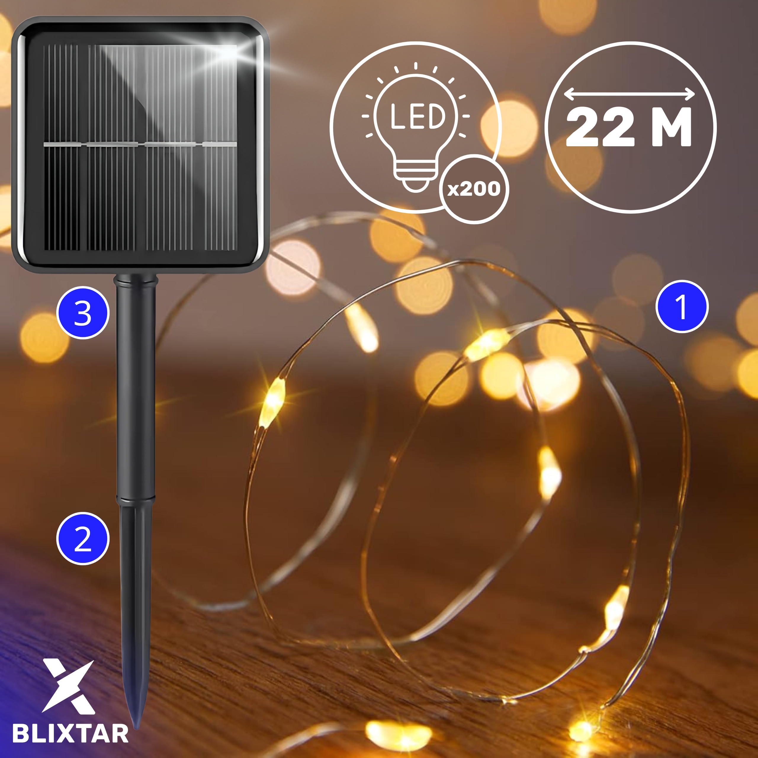 Panel słoneczny z łańcuchem świetlnym i elementami dekoracyjnymi na ciemnym tle. Widok z bliska.