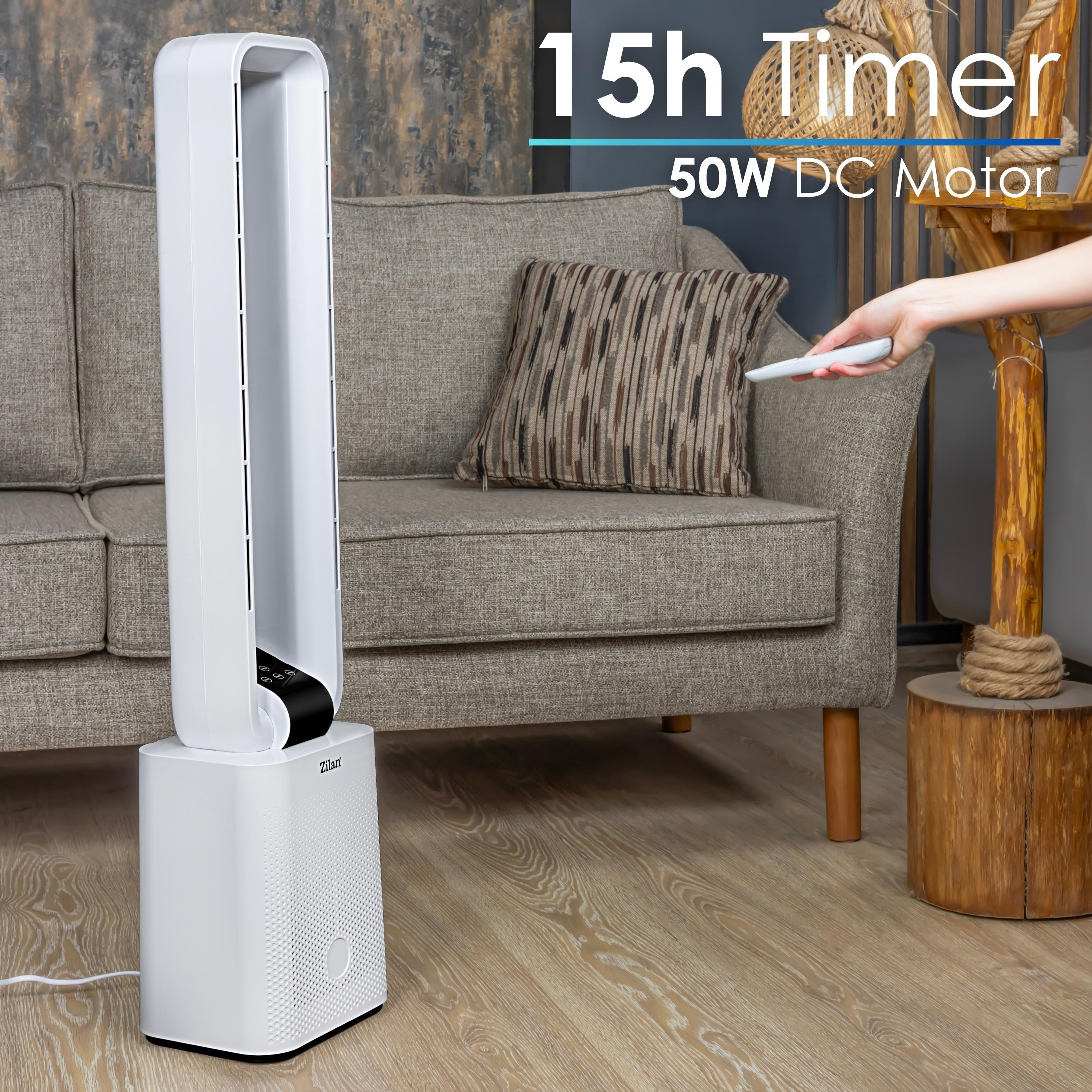 Weißer Ventilator, Frau hält Fernbedienung, Sofa, Kissen, Holzstumpf. Text: 15h Timer, 50W DC Motor.