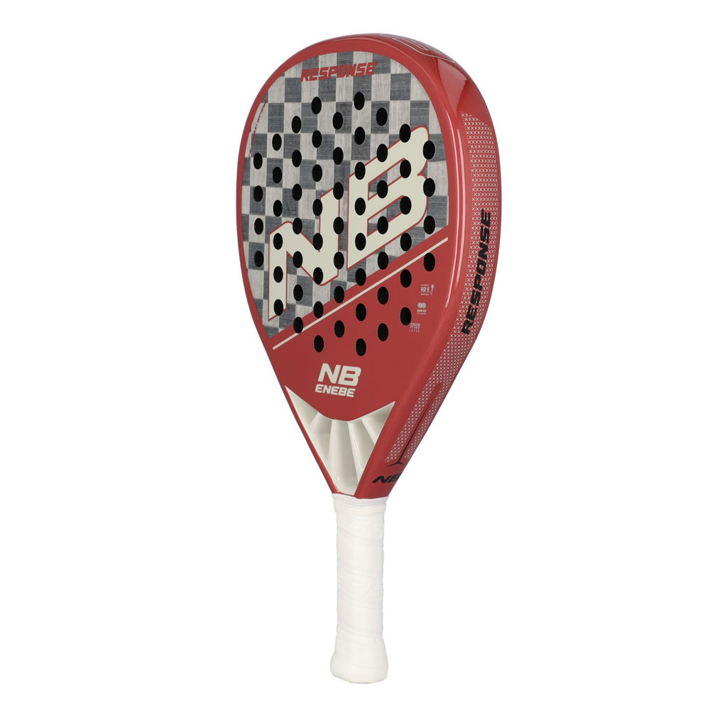 Raqueta de pádel ENEBE Response roja y blanca, mango blanco, cara a cuadros blanco y negro.
