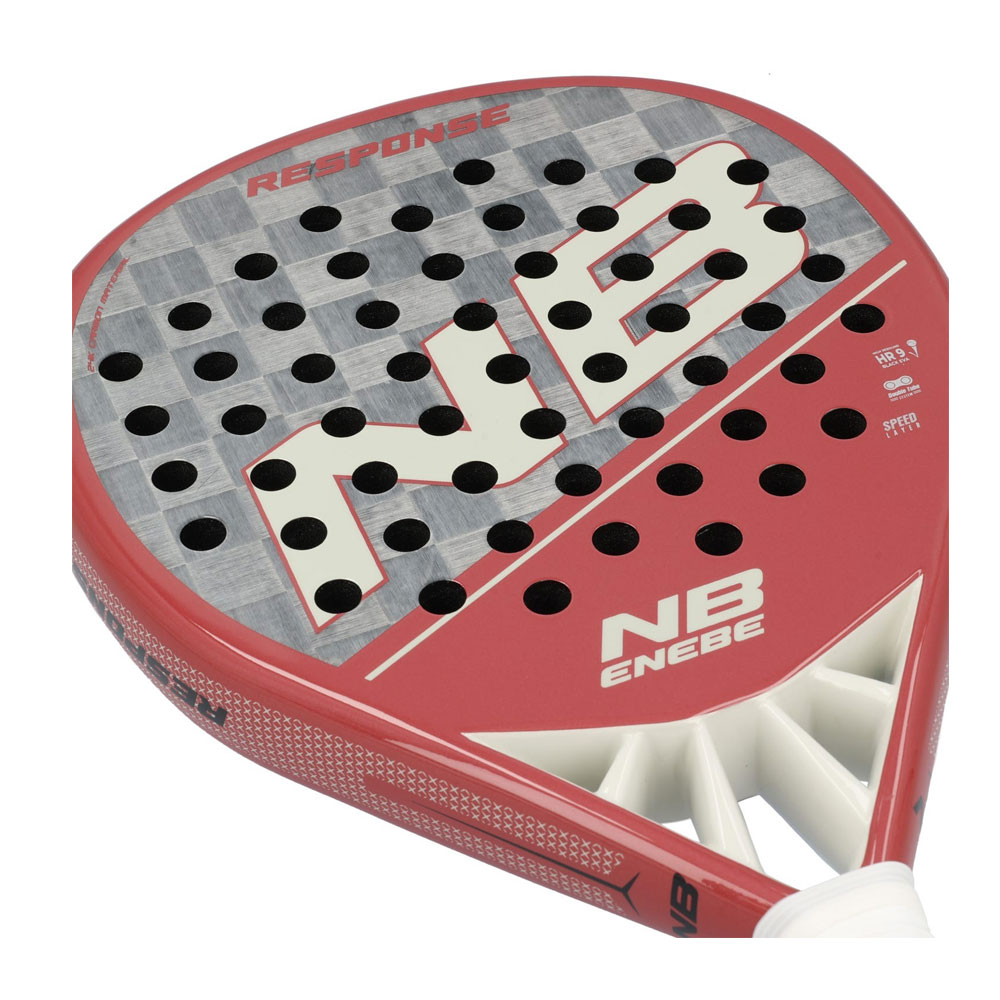 Primer plano de la raqueta de pádel ENEBE Response roja y blanca, mango blanco, cara a cuadros.