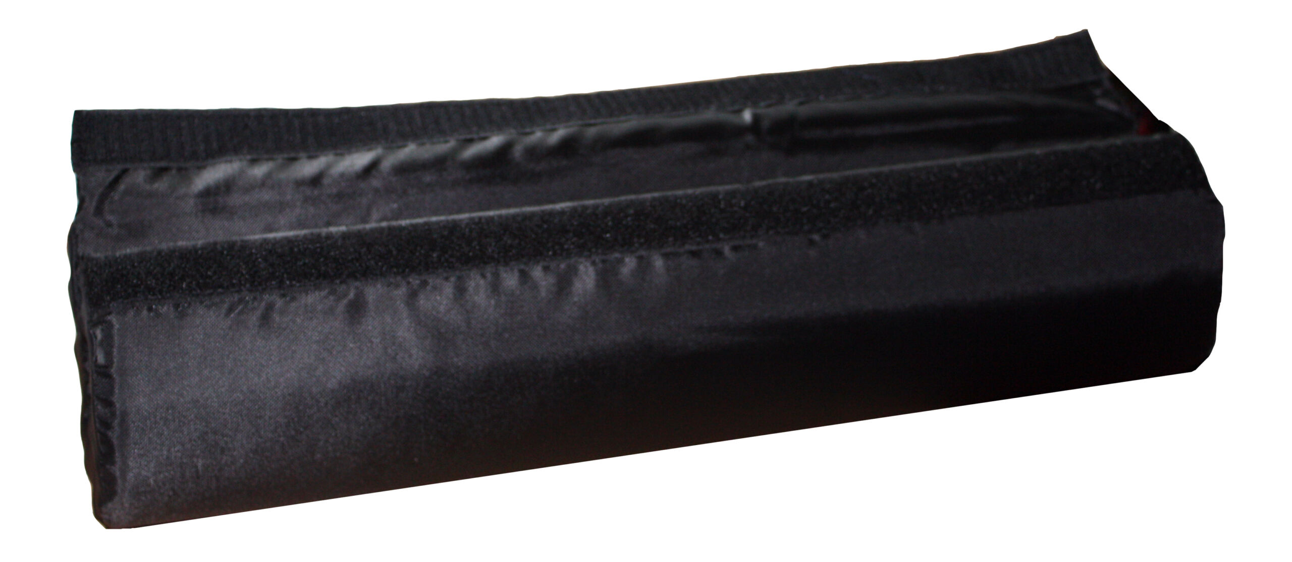 Objeto de tela negra, rectangular, con una tira de velcro. Parece una funda.