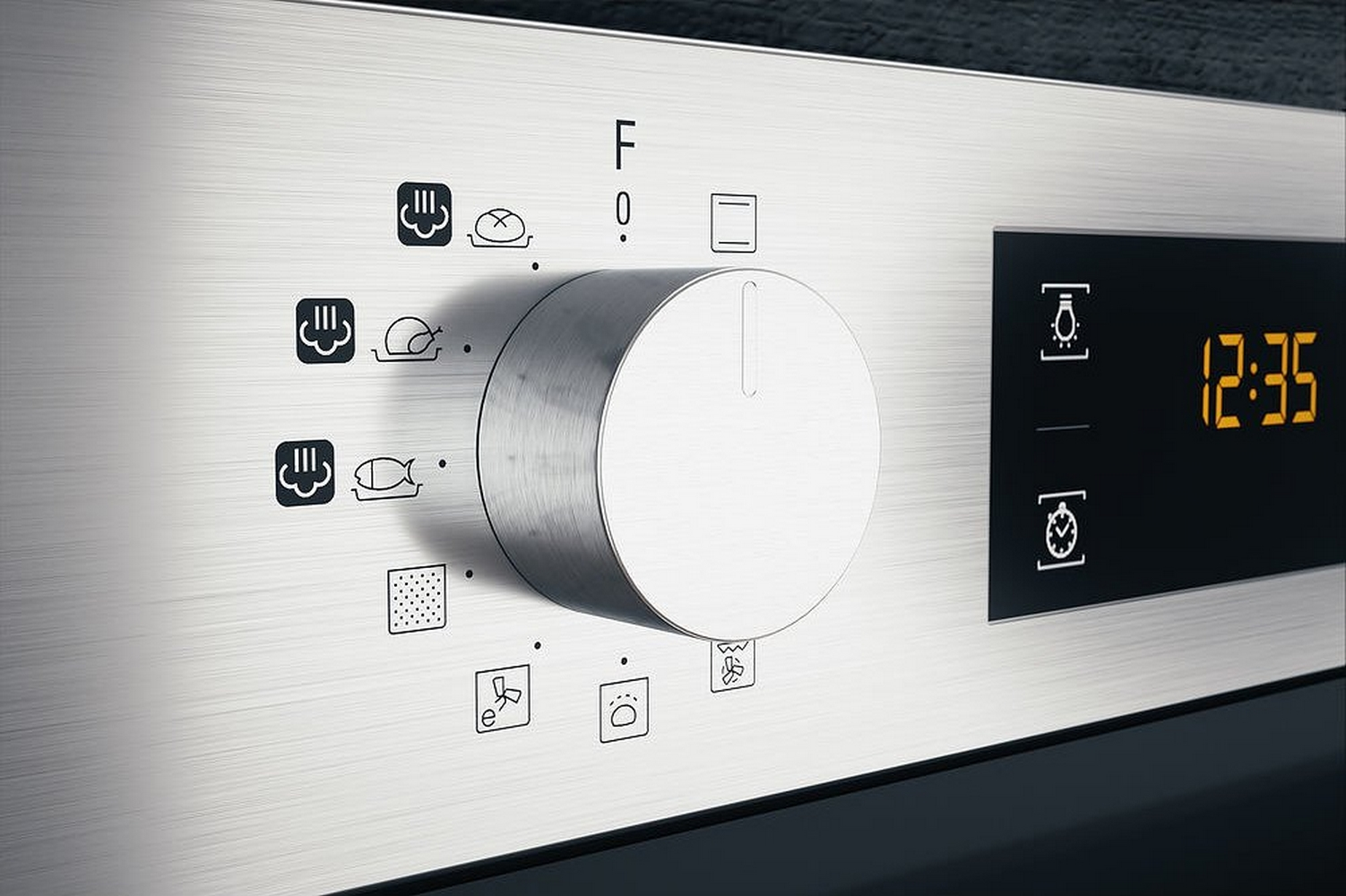 Un pannello di controllo del forno con una manopola e un display digitale che mostra l'ora.