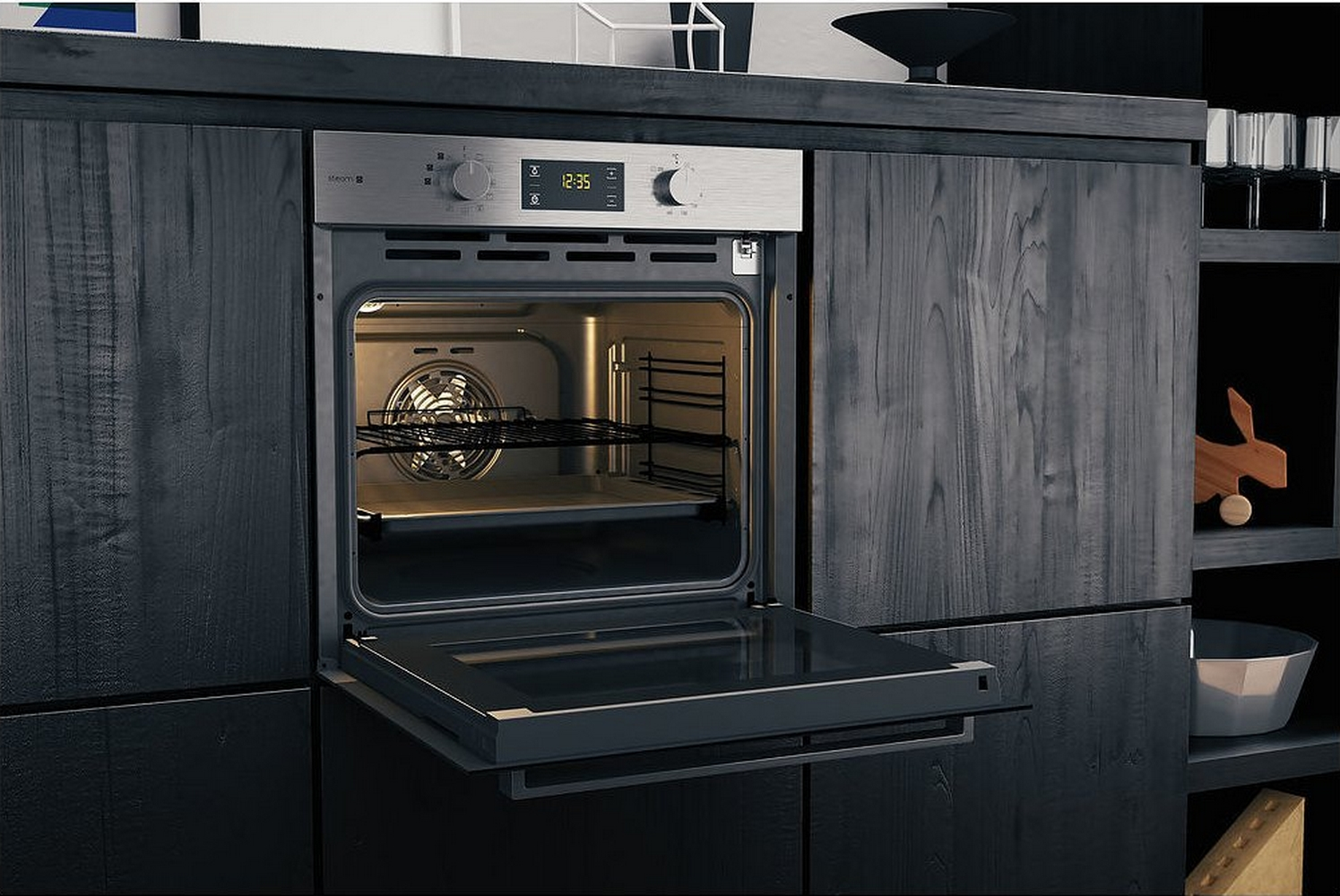 Un forno con la porta aperta, che mostra l'interno con una griglia, in una cucina scura.