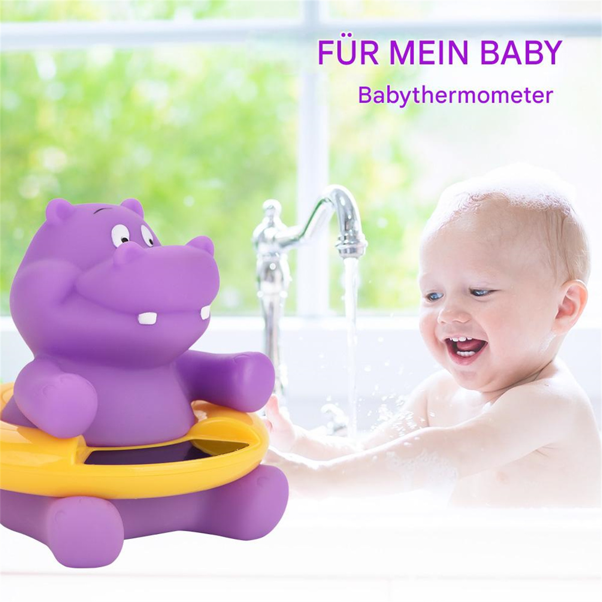 Ein lila Hippo-Spielzeug mit gelbem Ring schwimmt im Badewasser eines Babys, ein glückliches Baby lächelt.