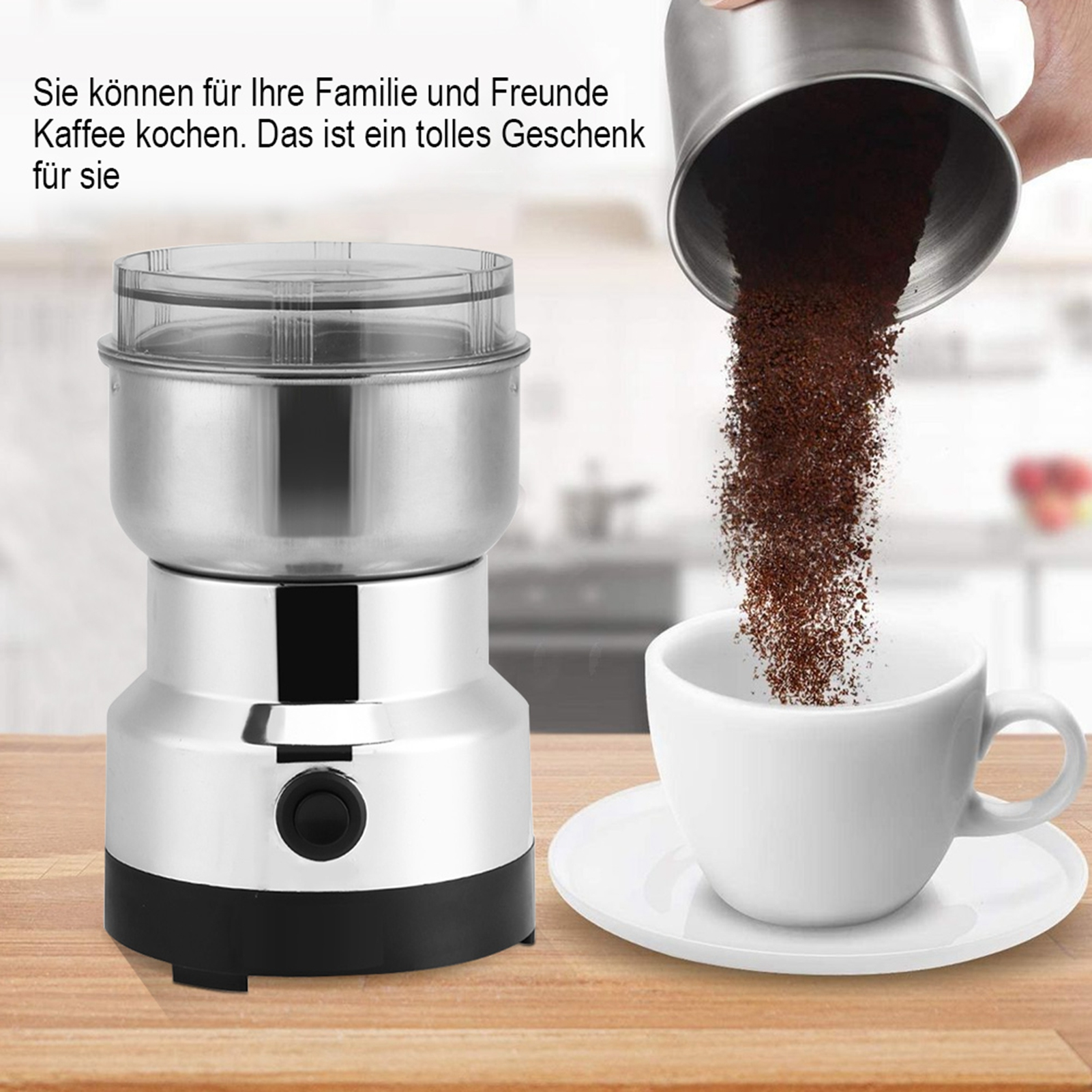 Kaffeemühle und Kaffee, der in eine Tasse gegossen wird. Hintergrund ist ein Tisch und ein verschwommener Raum.