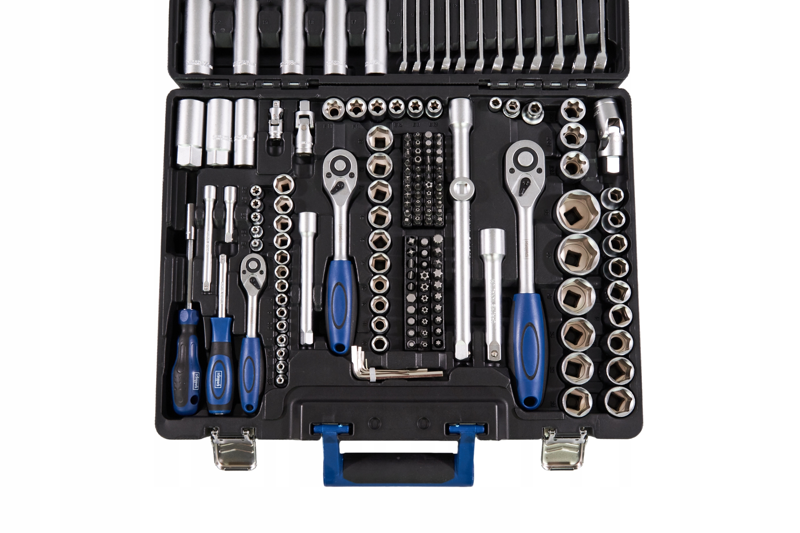 Otwarta walizka narzędziowa z różnymi nasadkami, kluczami i śrubokrętami, starannie ułożonymi.