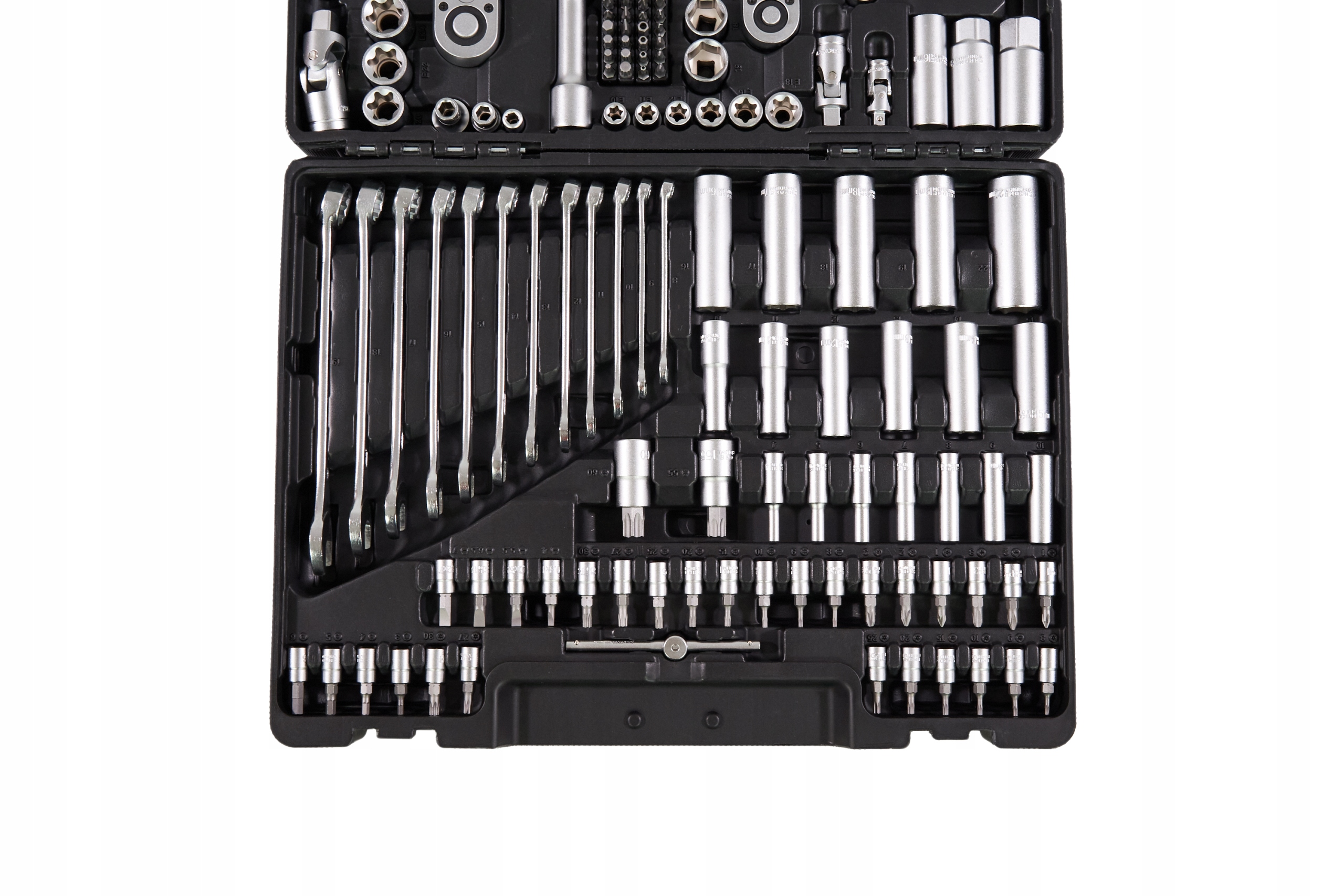 Zestaw narzędzi w czarnej walizce. Widoczne różne klucze, nasadki i bity.