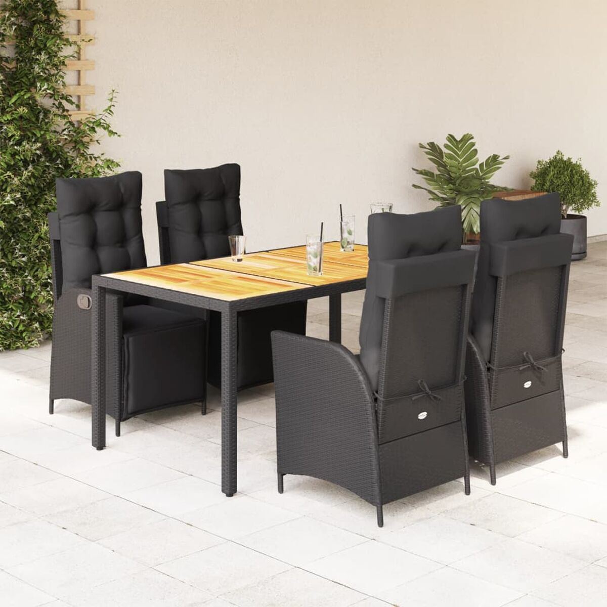 Set da pranzo da esterno con tavolo e sedie. Tavolo con piano in legno. Cuscini neri.