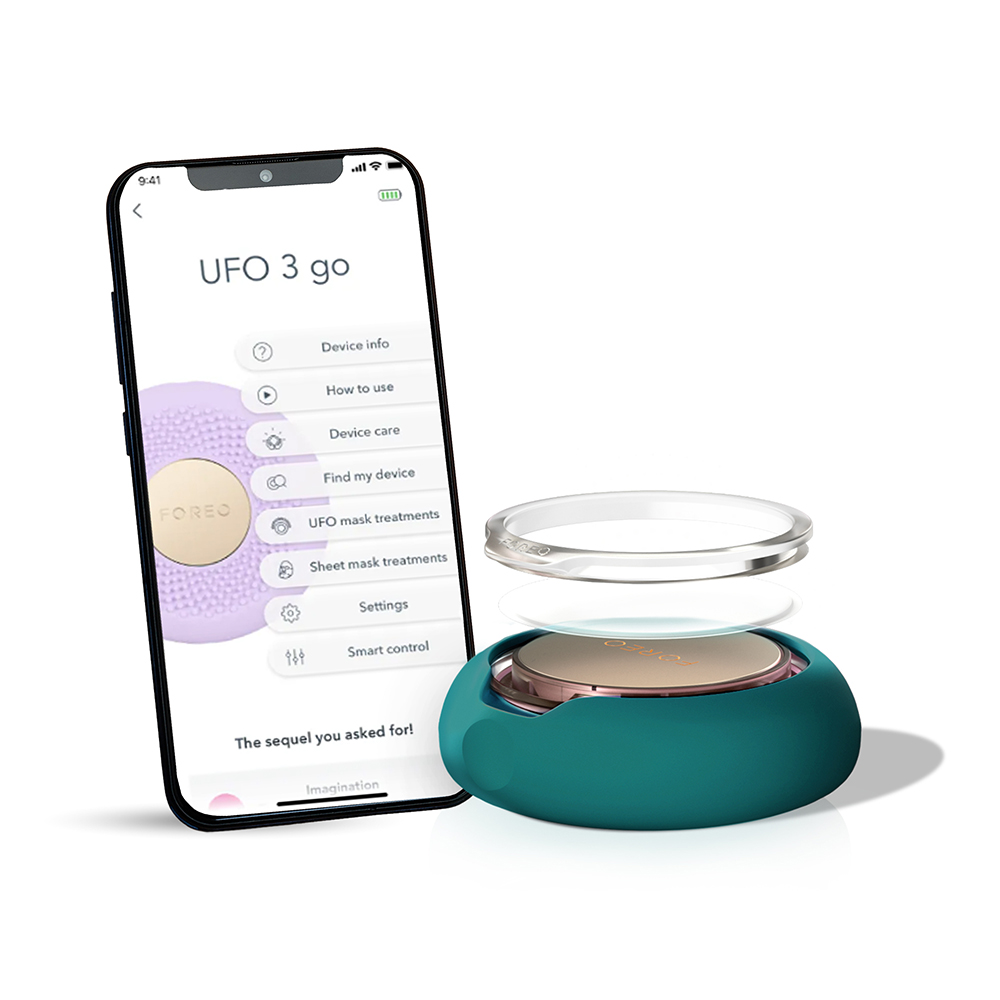 Een Foreo UFO 3 go-apparaat en een smartphone met de interface van de app.