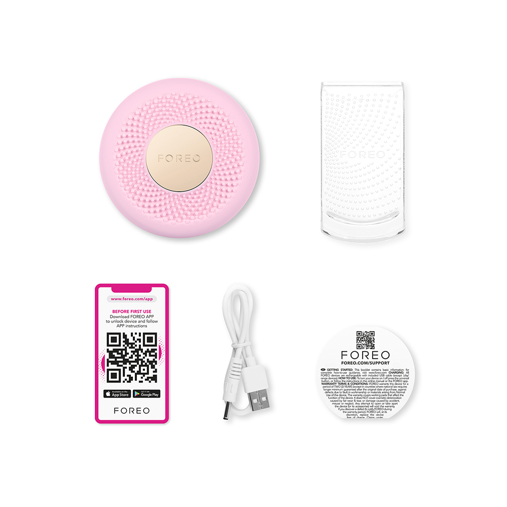 Verschillende huidverzorgingsproducten en accessoires, waaronder een roze gezichtsreiniger en QR-code.