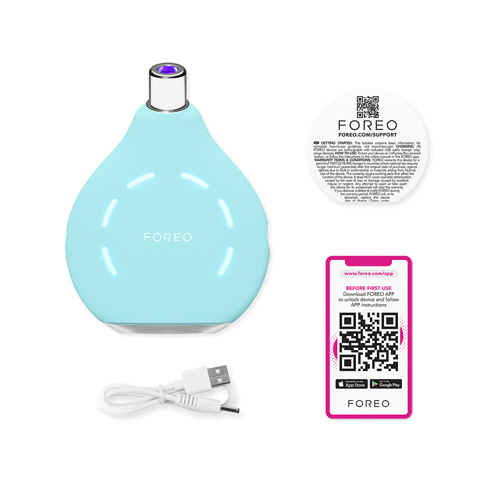 Beyaz bir kablo ve bilgiler içeren açık mavi bir cihaz. Bilgiler bir QR kodu ve uygulamayı indirme talimatlarını içerir.