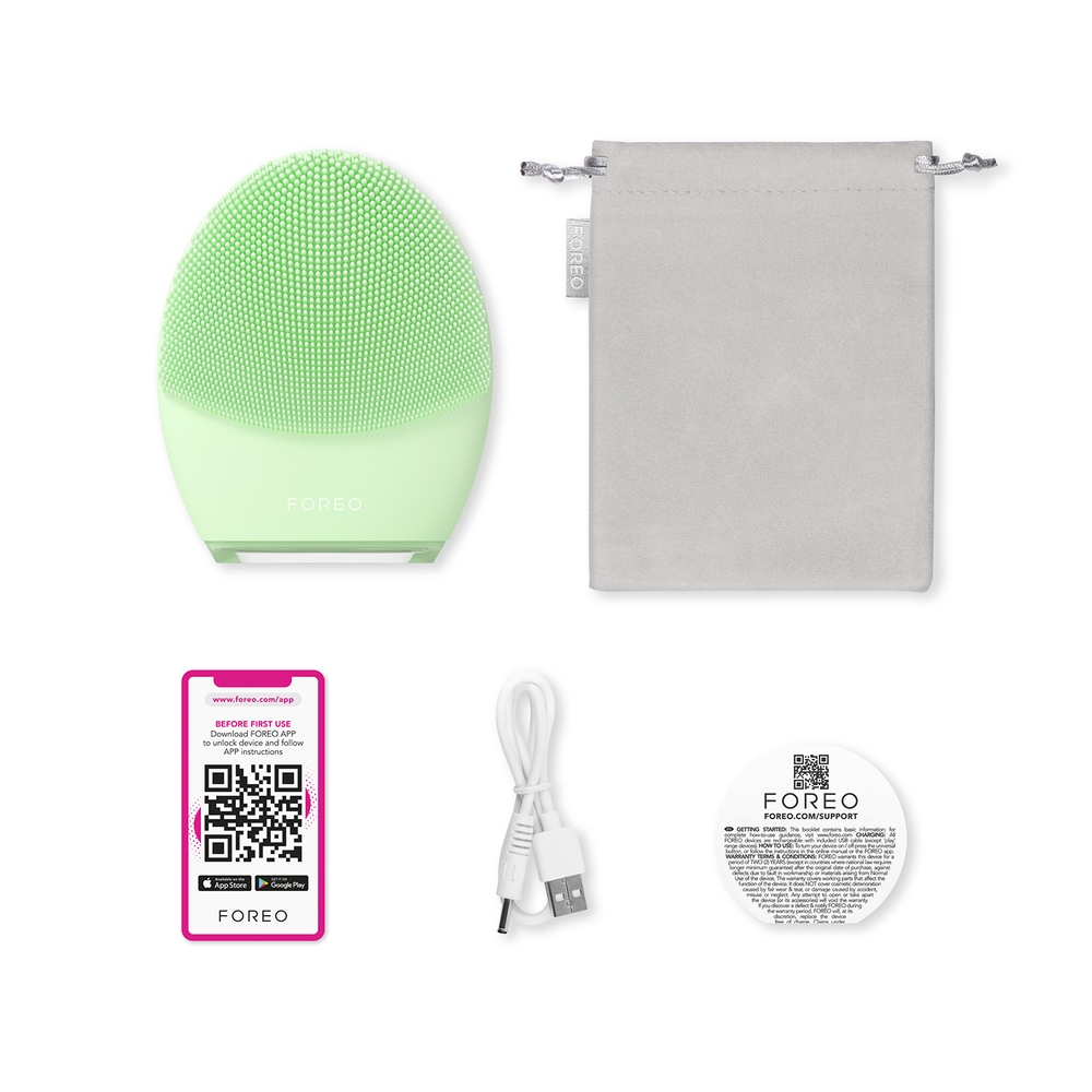 FOREO-apparaat, oplaadkabel, etui en instructies op wit.