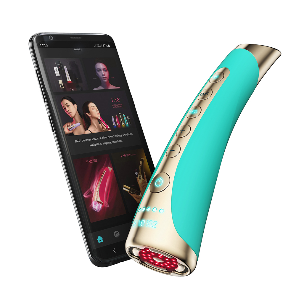 Smartphone met app-scherm en een turquoise apparaat met gouden accenten. Witte achtergrond.