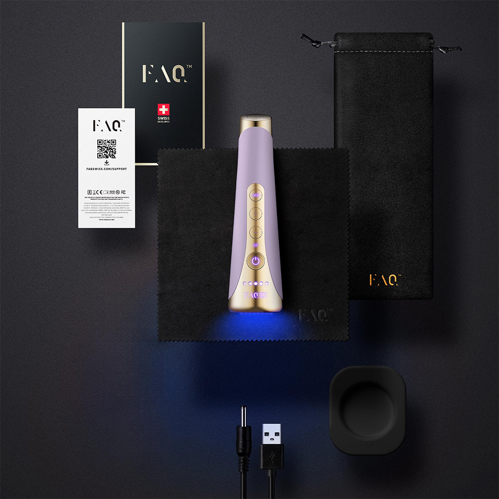 Articles sur une surface sombre: appareil, pochette noire, chiffon, chargeur et emballage. Marque FAQ.