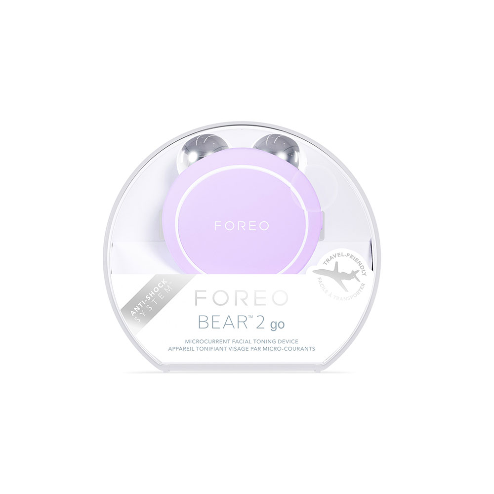 Appareil Foreo Bear 2 go dans son emballage, avec un étui transparent.