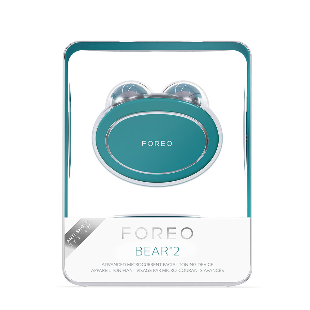 FOREO BEAR 2 cihazı bir kutuda. Kutu beyaz bir tabana ve şeffaf bir üste sahip.