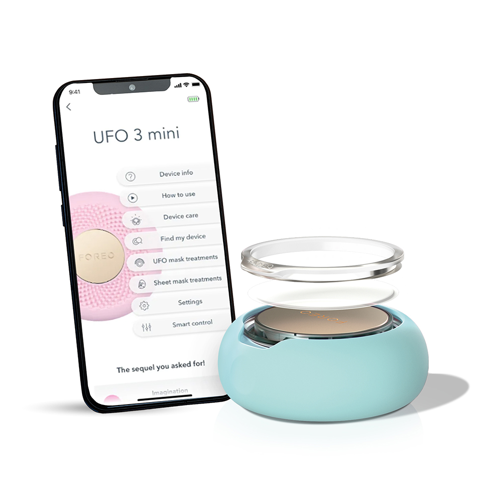 UFO 3 mini cihazı ve mobil uygulama. Pembe bir FOREO yüz maskesi de gösteriliyor.