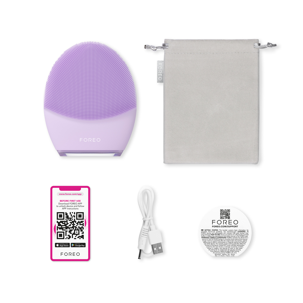 FOREO cihazı, kılıf ve aksesuarlar. Mor bir yüz fırçası, gri bir kılıf, bir QR kod kartı ve bir USB kablosu içerir.