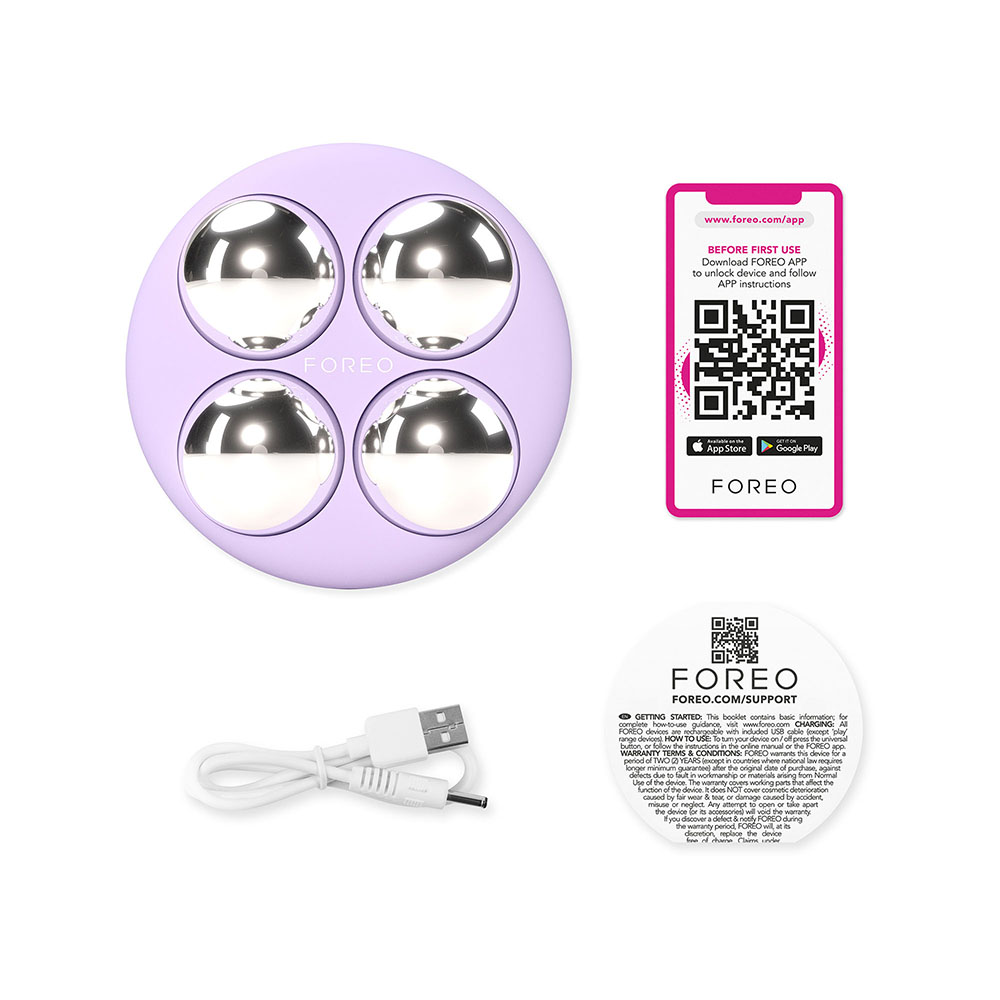 Dört yuvarlak, gümüş kafalı bir Foreo cihazı. Bir USB kablosu ve talimatlar da mevcuttur.