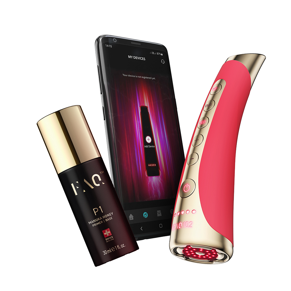 Schoonheidstoestellen, telefoon en primer op wit. Apparaten zijn roze en goud. Telefoon toont een app.