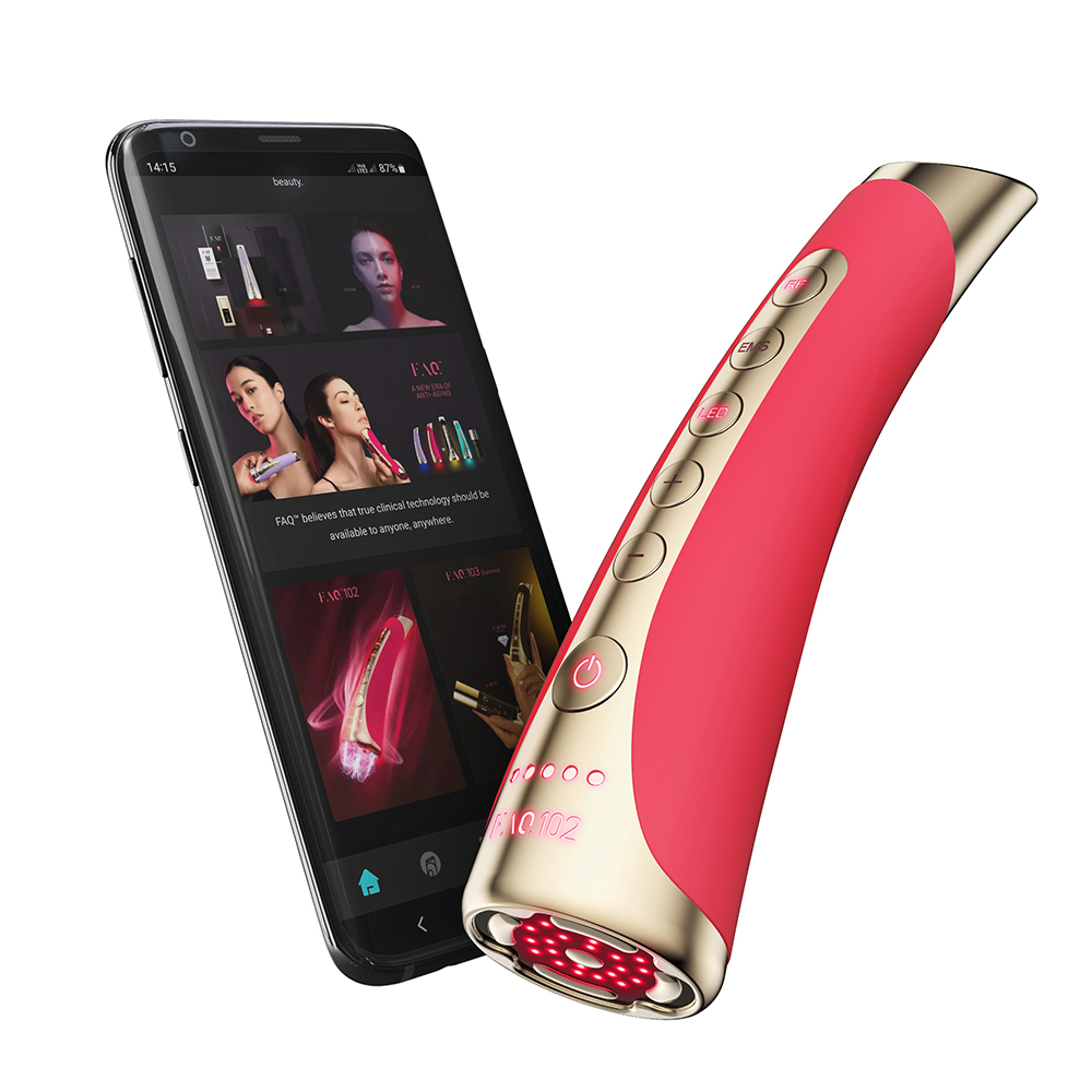 Een roze schoonheidstoestel met een telefoon die de app toont. De telefoon toont afbeeldingen van mensen die het toestel gebruiken.