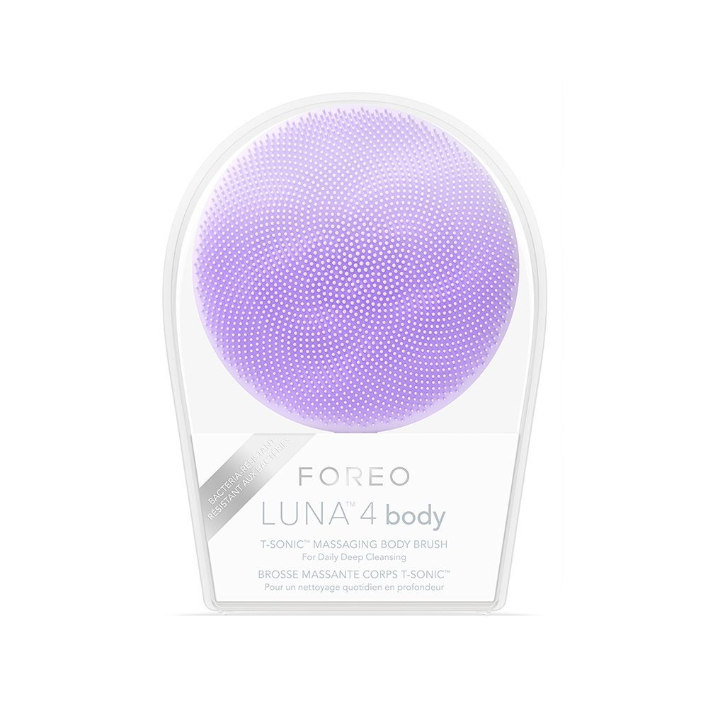 FOREO Luna 4 Body etiketli, şeffaf bir kutuda mor bir vücut fırçası.