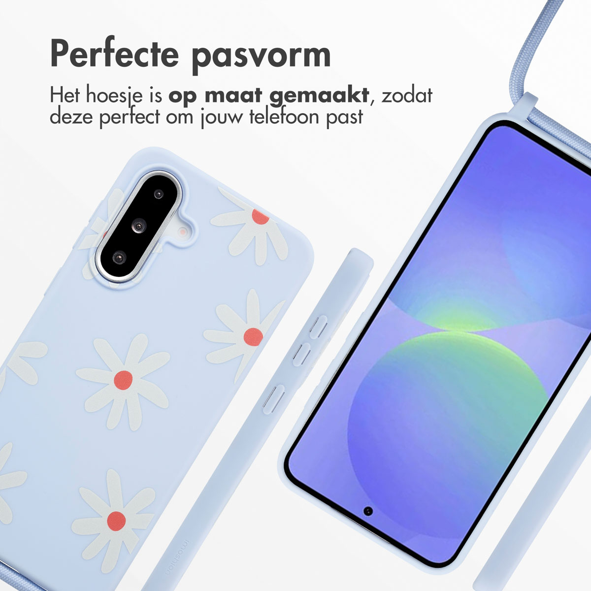 Lichtblauw telefoonhoesje met madeliefpatronen, telefoon zichtbaar, en lanyard.