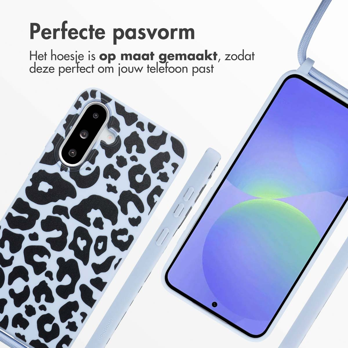 Een telefoonhoesje met een blauwe luipaardprint en een telefoon op een witte achtergrond. Het hoesje is open.