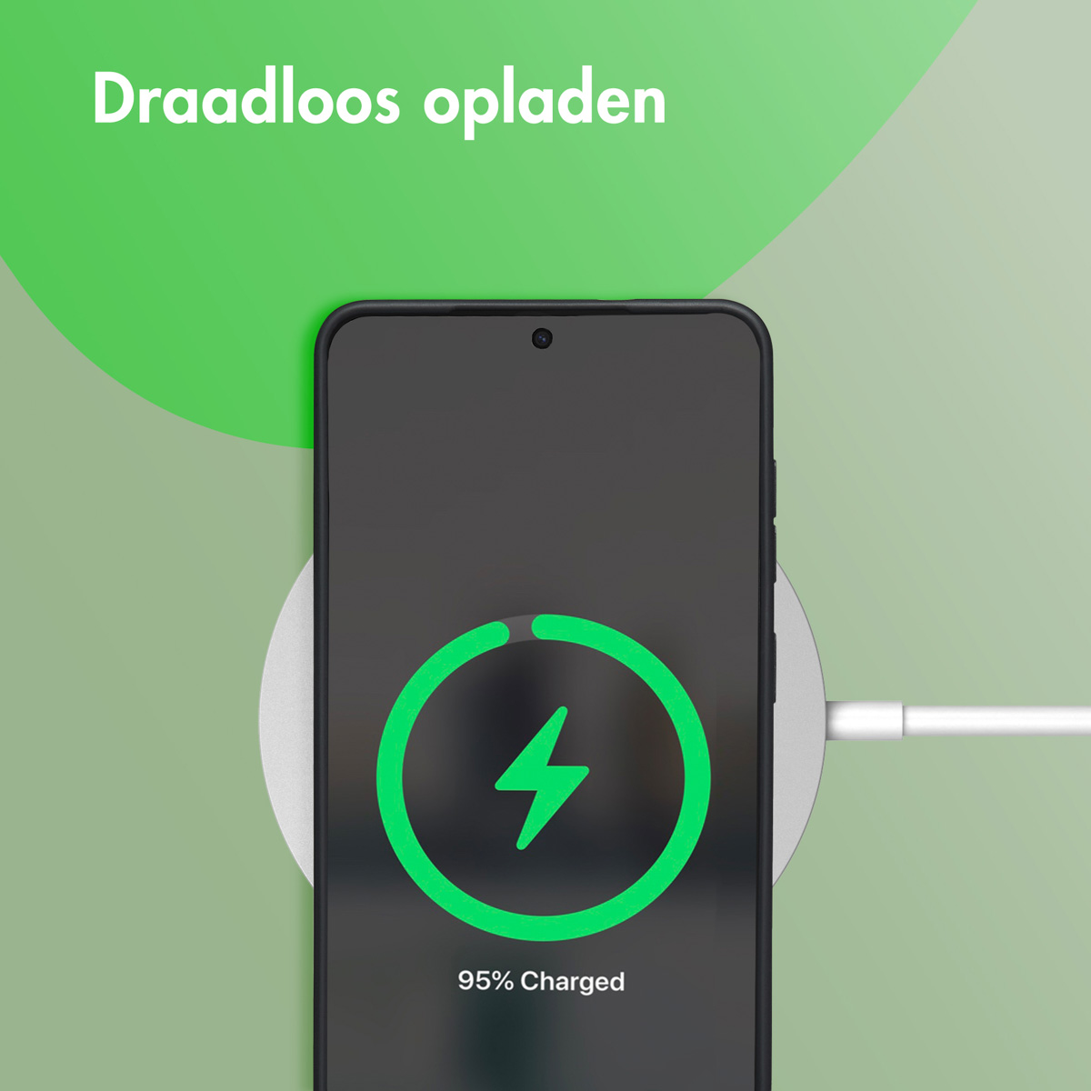 Telefono in carica wireless, mostra 95% carica. Fulmine verde in un cerchio.