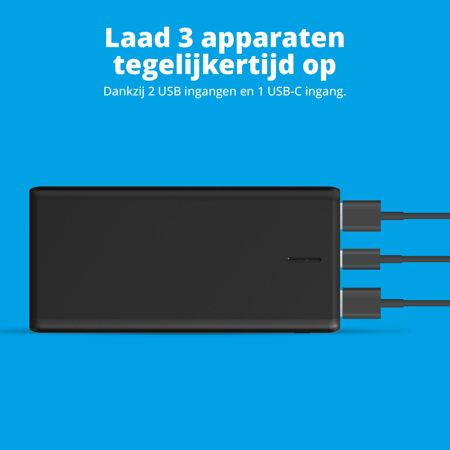 Zwarte powerbank met drie USB-poorten. USB-kabels aangesloten, blauwe achtergrond.