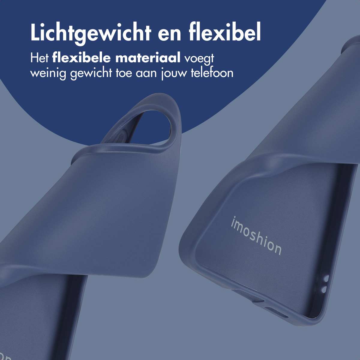 Twee blauwe telefoonhoesjes. Het flexibele materiaal voegt weinig gewicht toe.