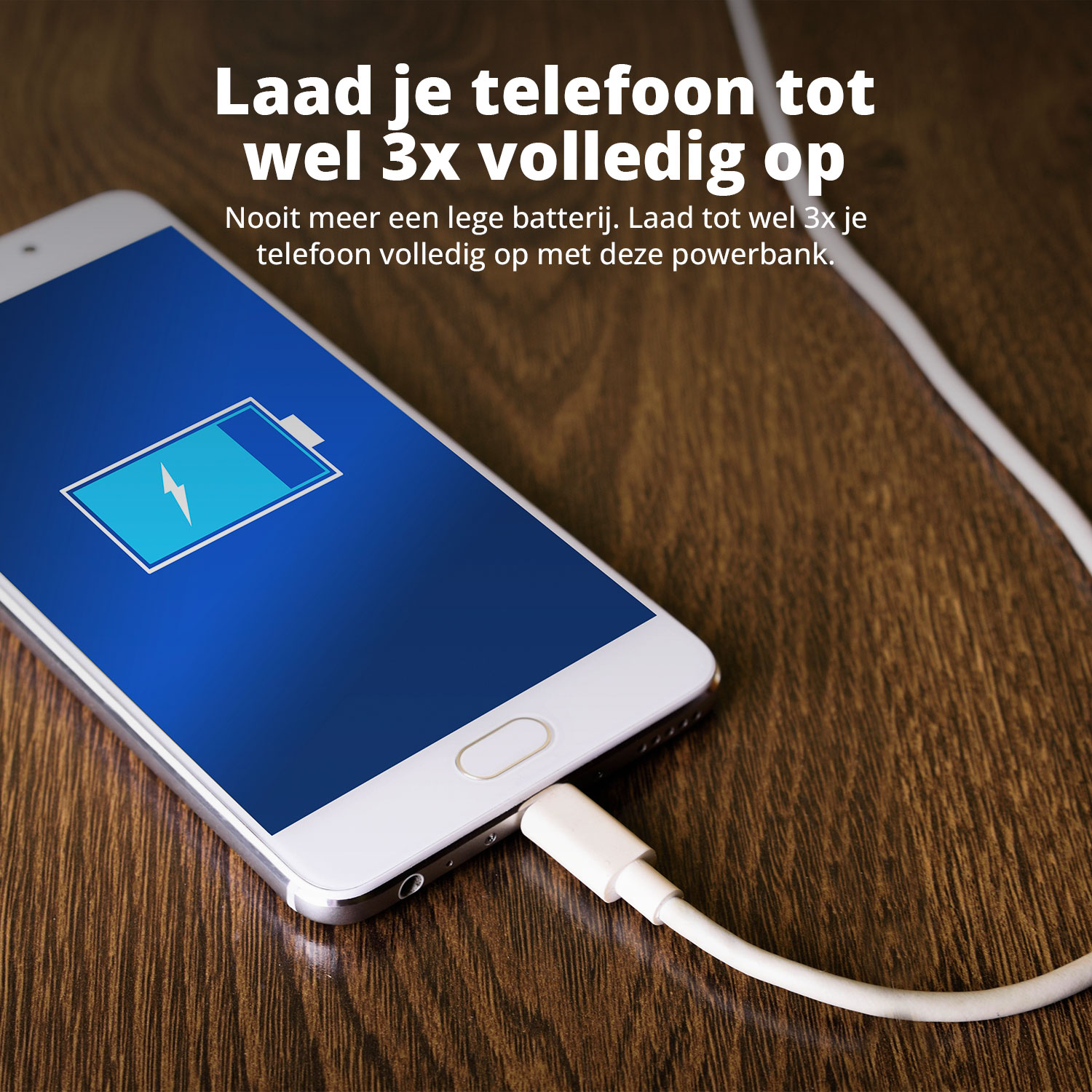 Telefoon opladen op tafel, met powerbank. Toont oplaadindicator op scherm.