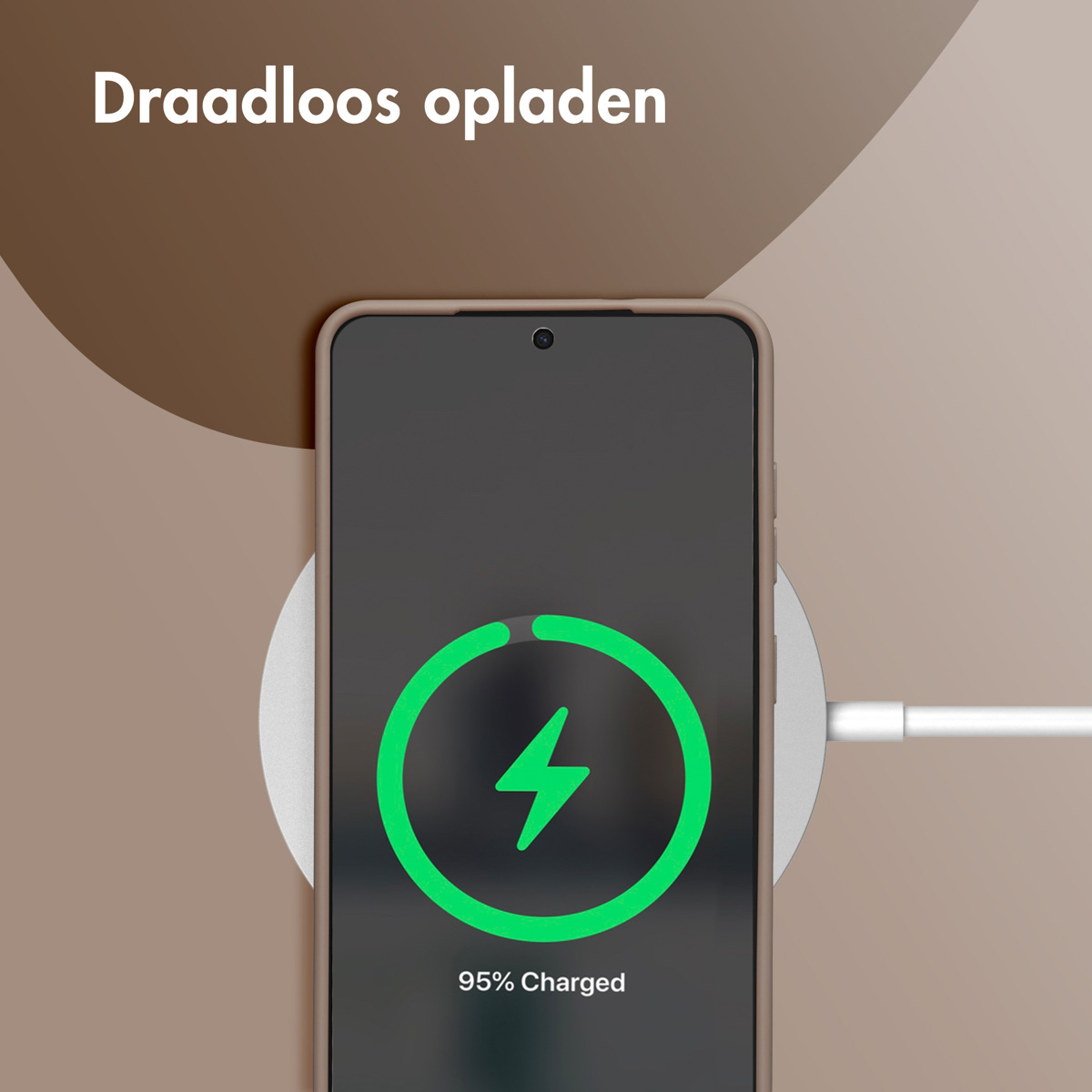 Telefoon draadloos opladen. Groene bliksem toont 95% opgeladen. Witte lader op bruin oppervlak.