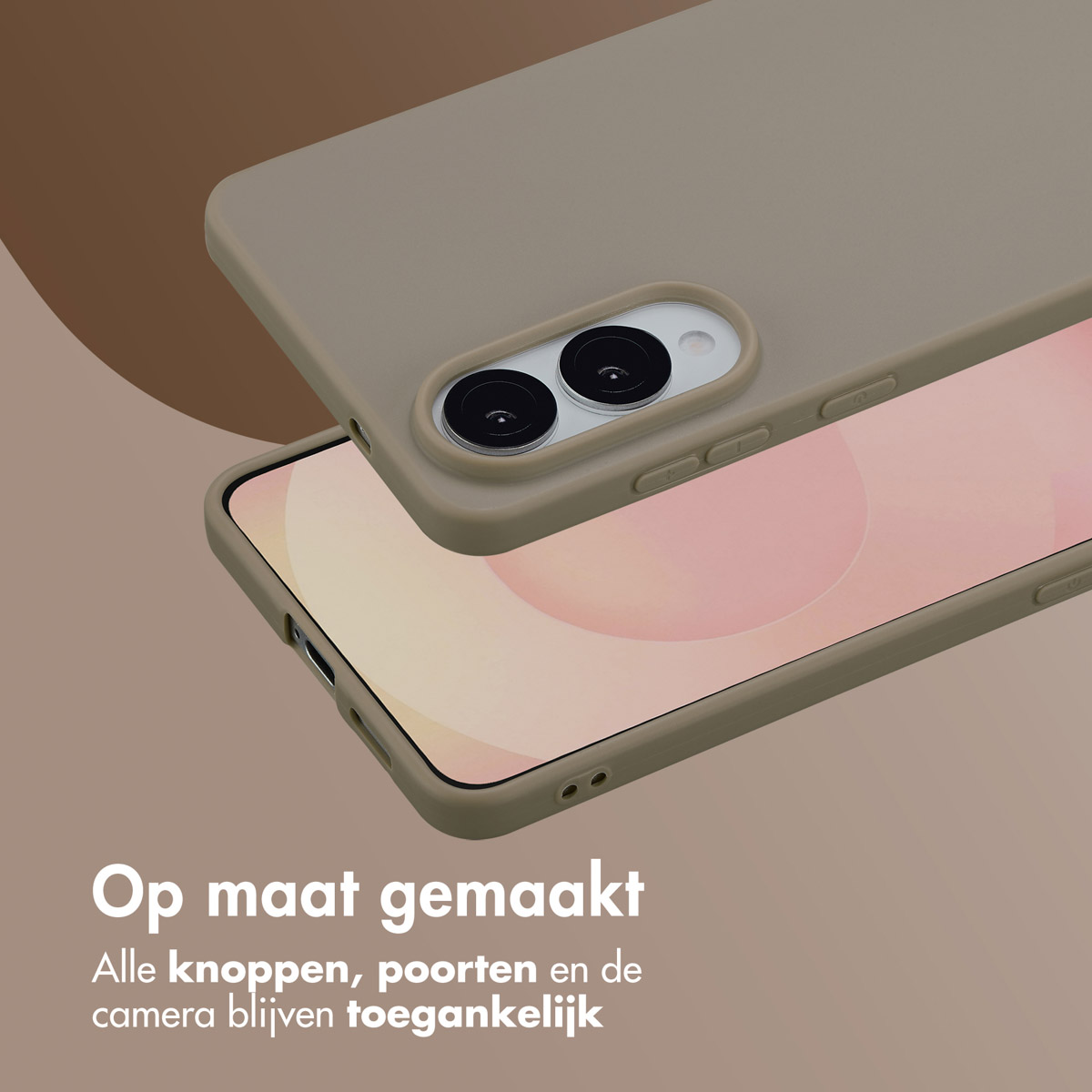 Beige telefoonhoesje met telefoon erin, met camera- en knopuitsparingen en een lichtbruine achtergrond.