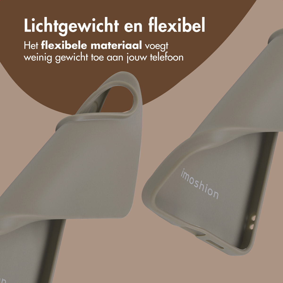 Twee delen van een beige telefoonhoesje. De hoes is flexibel, met het woord 'imoshion' aan de binnenkant.