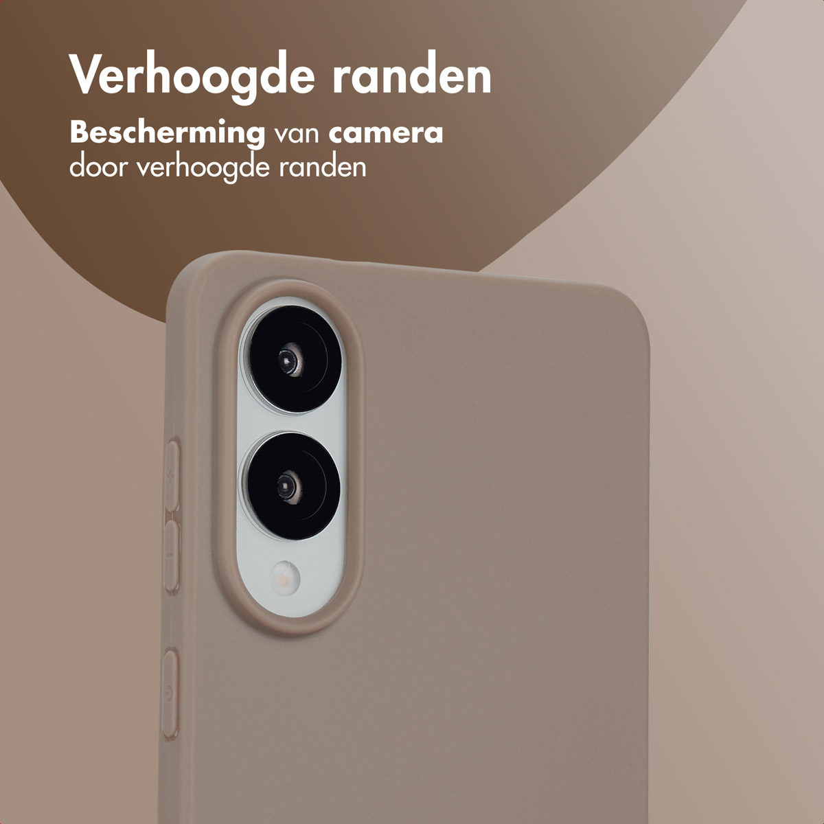 Beige telefoonhoesje dat camerabescherming laat zien, met een vage achtergrond.
