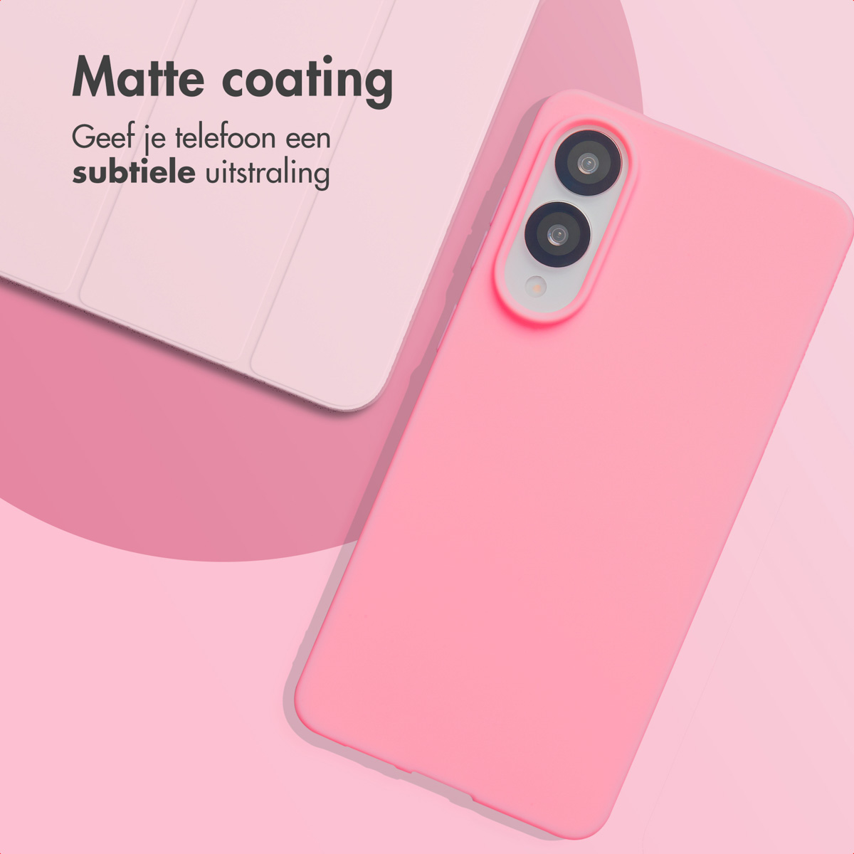 Roze telefoonhoesje met een witte telefoon. Een telefoonhoesje met een matte coating. De achtergrond is roze.
