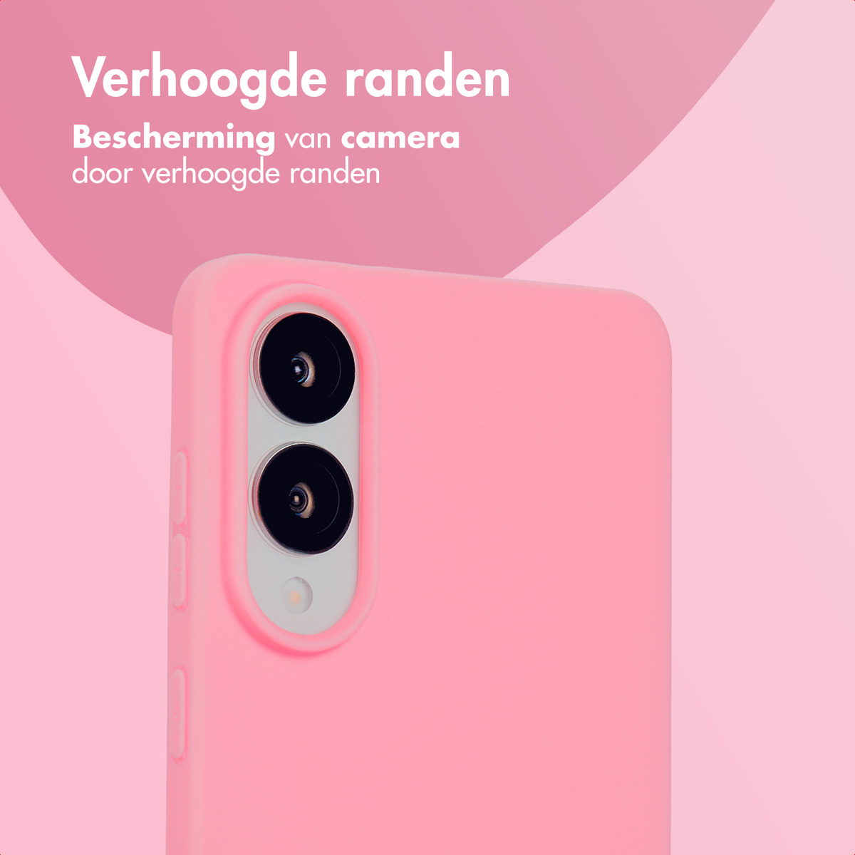 Roze telefoonhoes met de camera. Tekst: 'Verhoogde randen'. Bescherming door verhoogde randen.