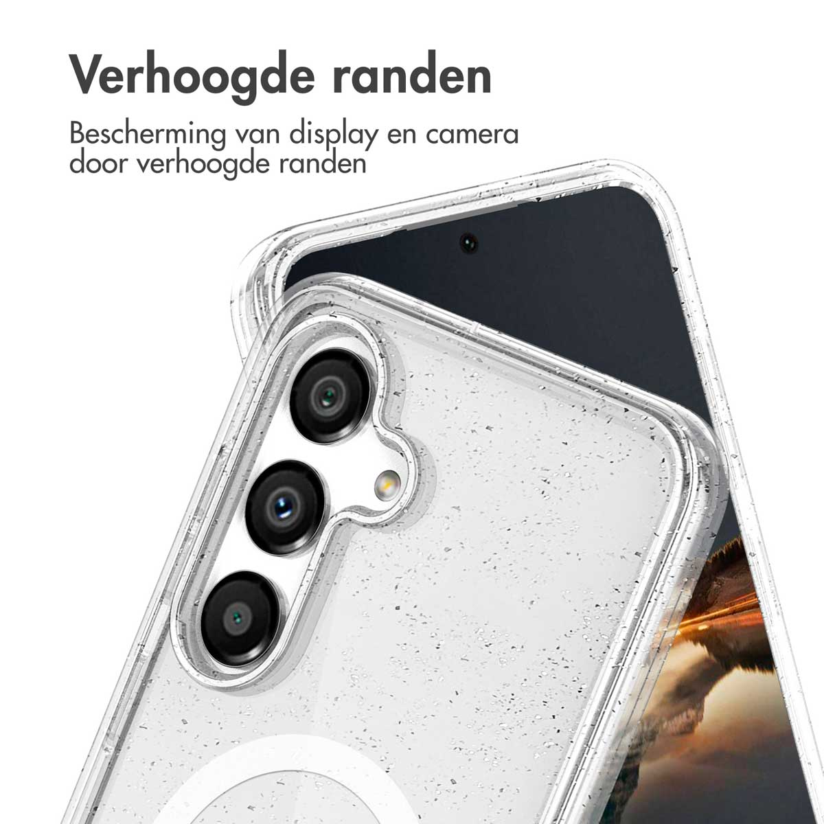 Coque transparente avec téléphone à l'intérieur, gros plan sur la caméra et l'écran.