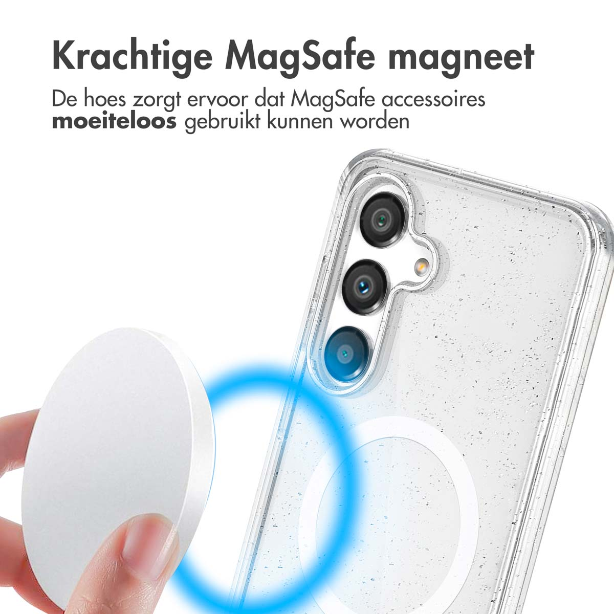 Une main tenant un chargeur MagSafe blanc près d'une coque de téléphone transparente.