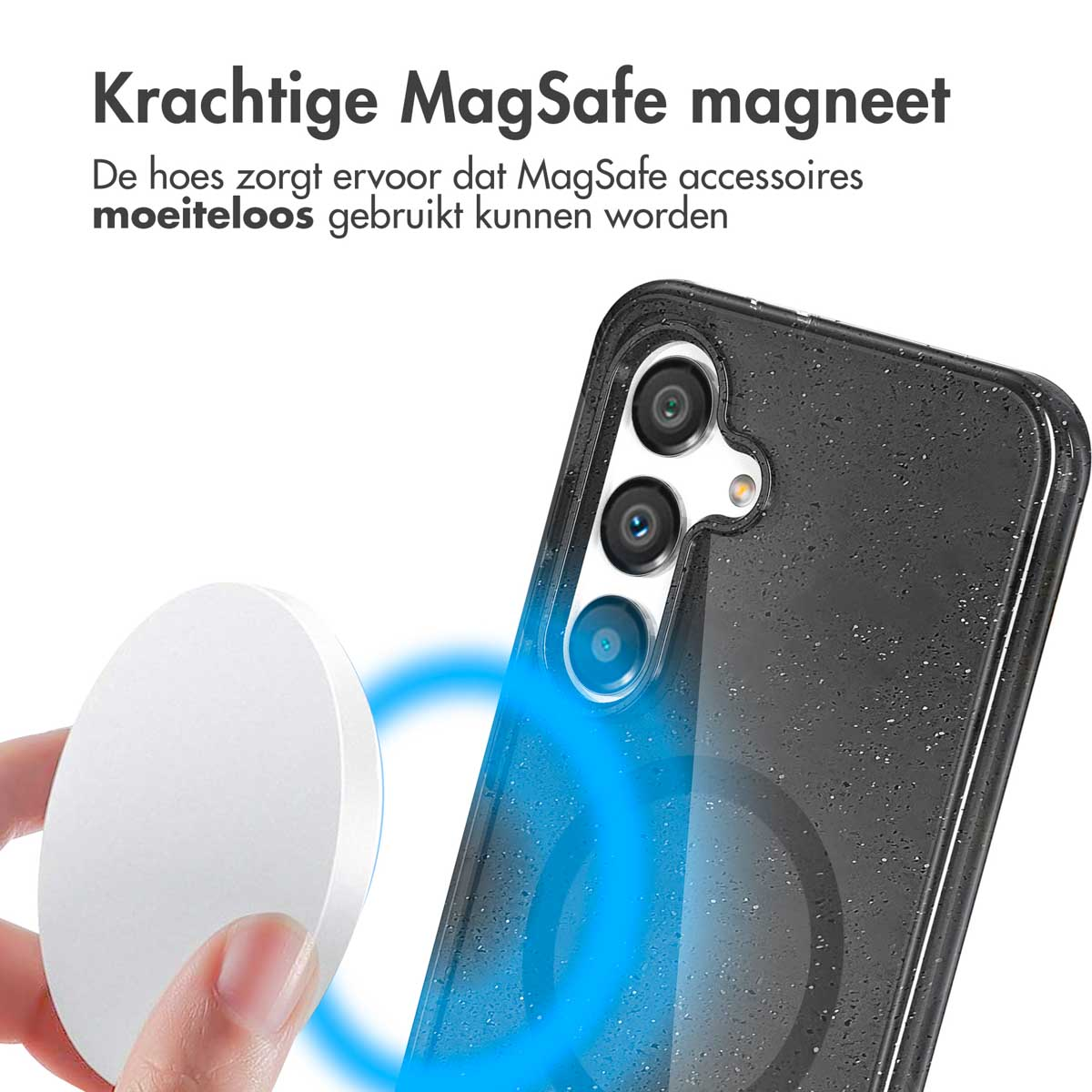 Une main tenant un chargeur MagSafe blanc près d'une coque de téléphone noire.