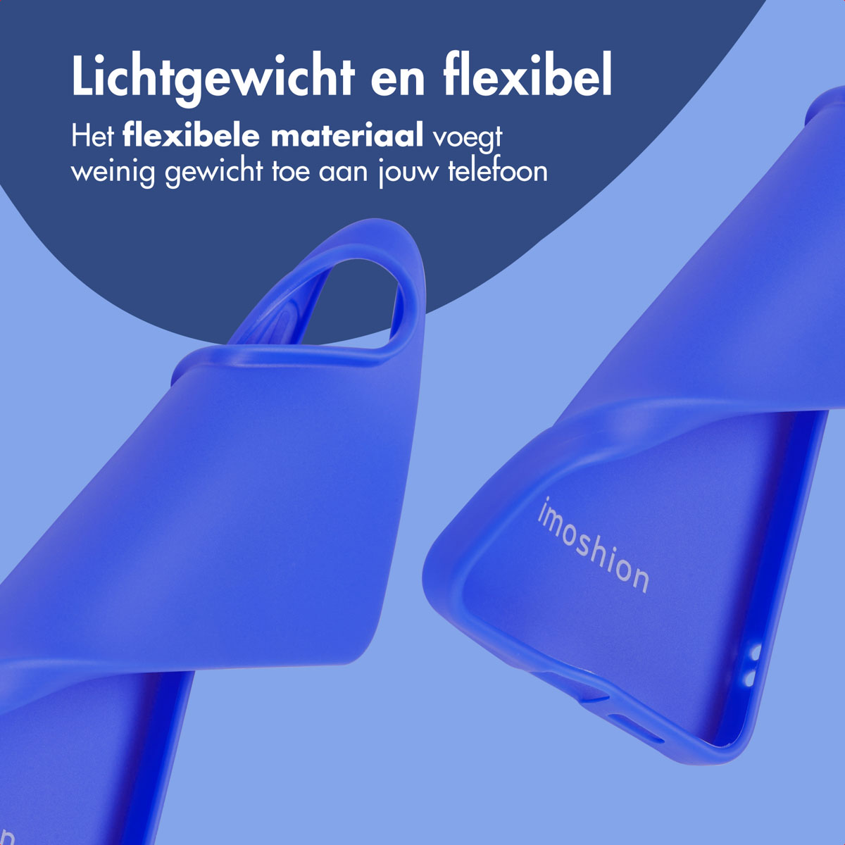 Blauwe telefoonhoes, twee delen, flexibiliteit tonend, op een lichtblauwe achtergrond.