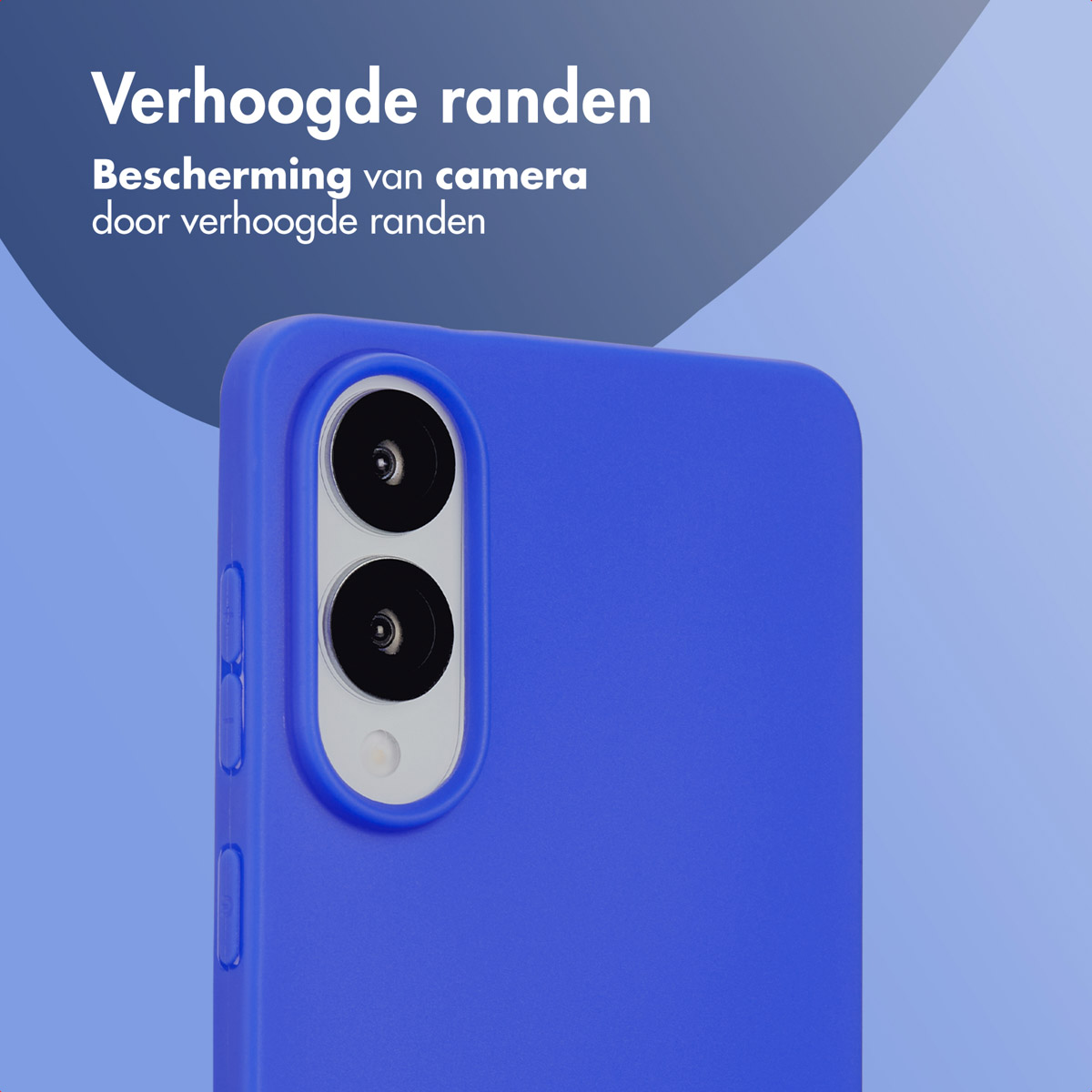 Blauwe telefoonhoes op een blauwe achtergrond. Tekst: Verhoogde randen, bescherming van de camera door verhoogde randen.