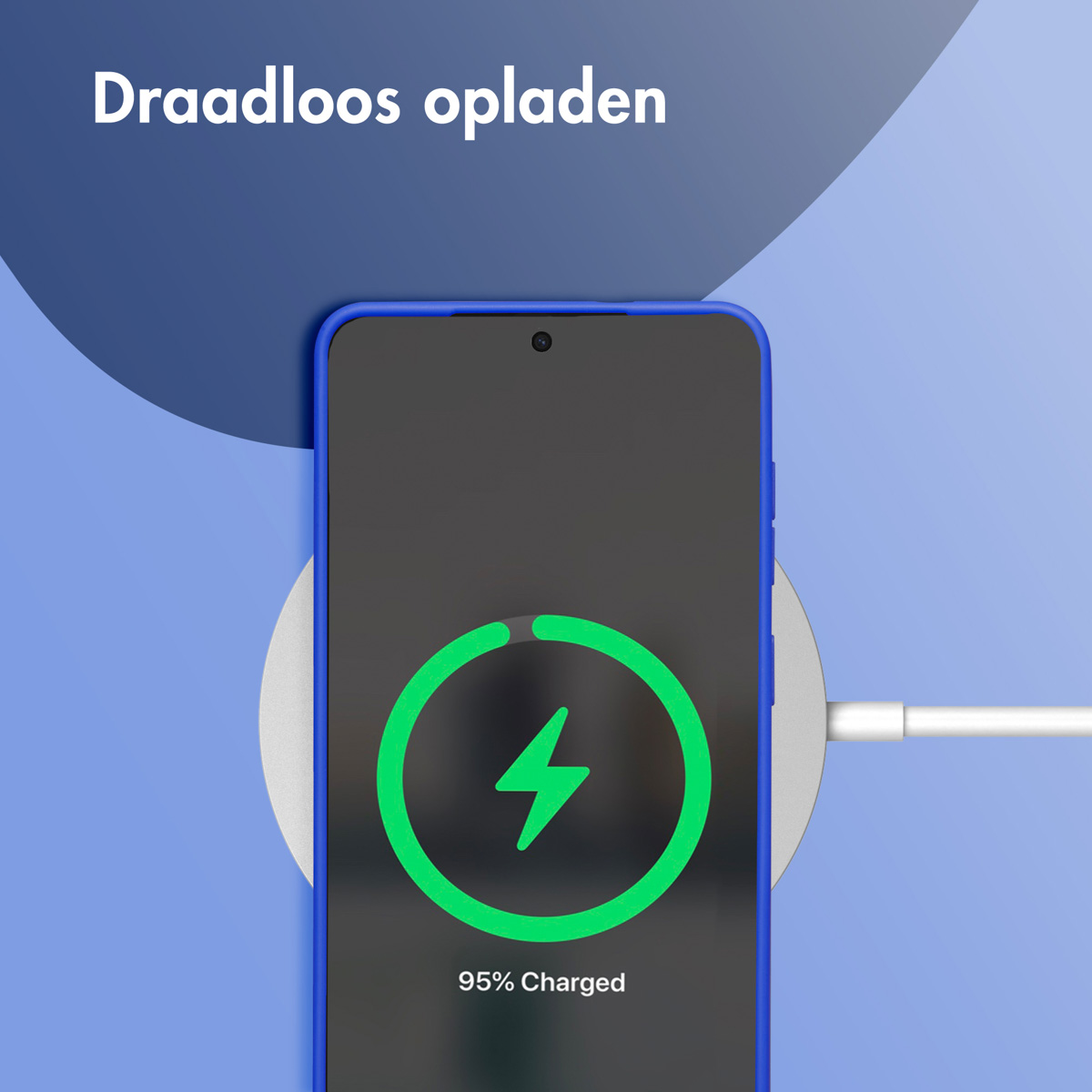 Een telefoon draadloos opladen. Een groen oplaadsymbool geeft 95% aan.