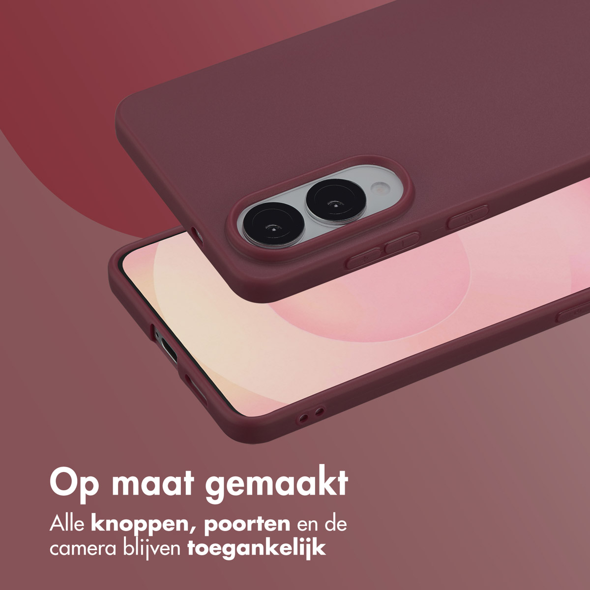 Bordeaux telefoonhoesje op telefoon. Scherm is zichtbaar. Tekst: 'Op maat gemaakt'.