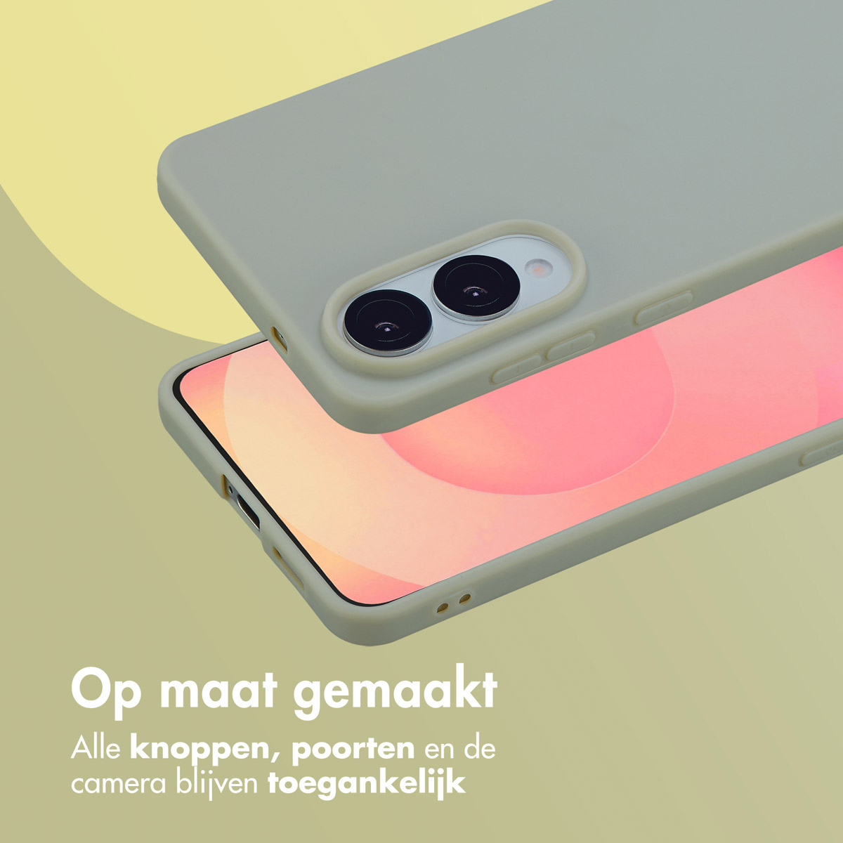 Telefoon met hoesje op lichtgroene achtergrond. Scherm is zichtbaar. Tekst: 'Op maat gemaakt'.