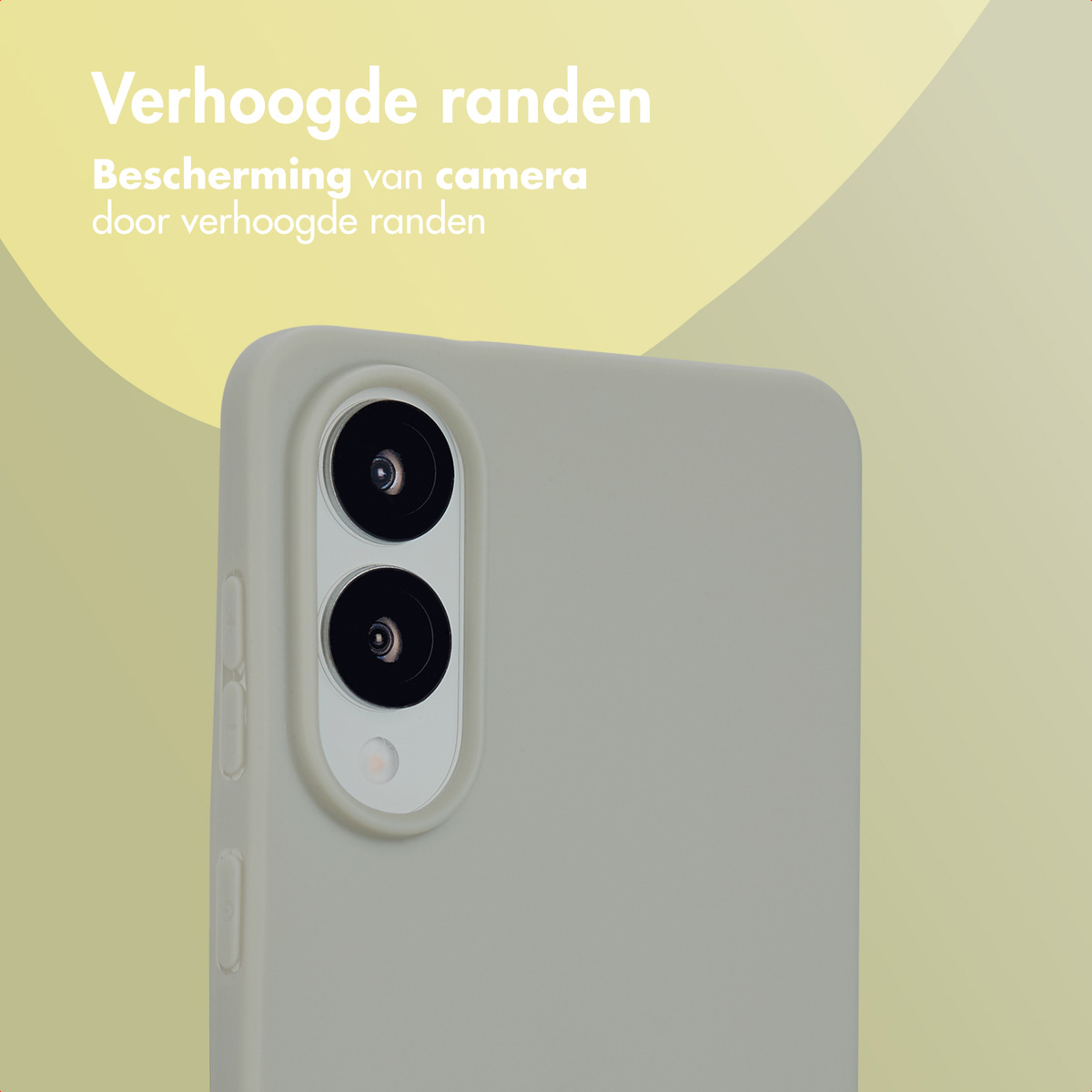 Close-up van een telefoonhoesje met verhoogde randen. Tekst: Bescherming van camera door verhoogde randen.