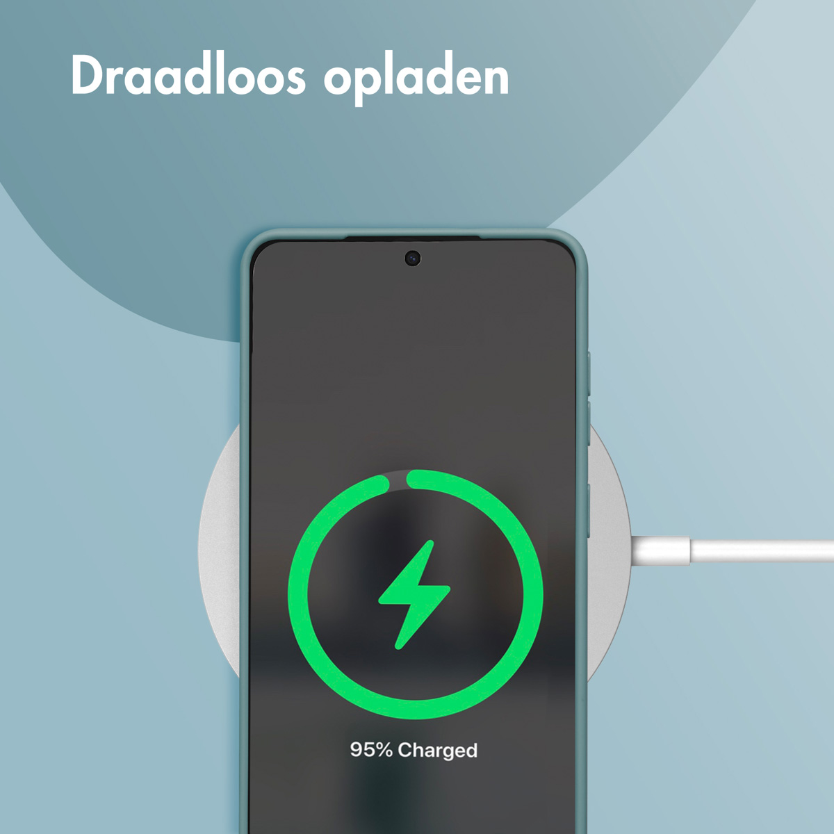 Telefoon draadloos opladen. Telefoon is groen en toont 95% opgeladen. Oplader is wit.