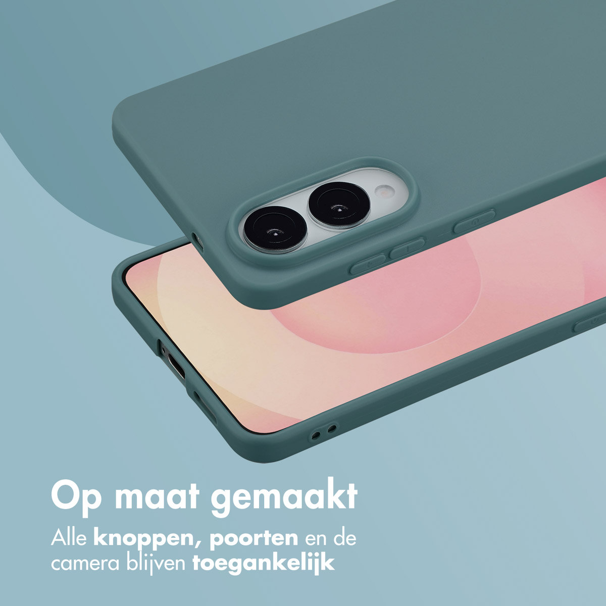 Telefoonhoesje op een telefoon. De hoes bedekt de achterkant en zijkanten, tekst: Op maat gemaakt.